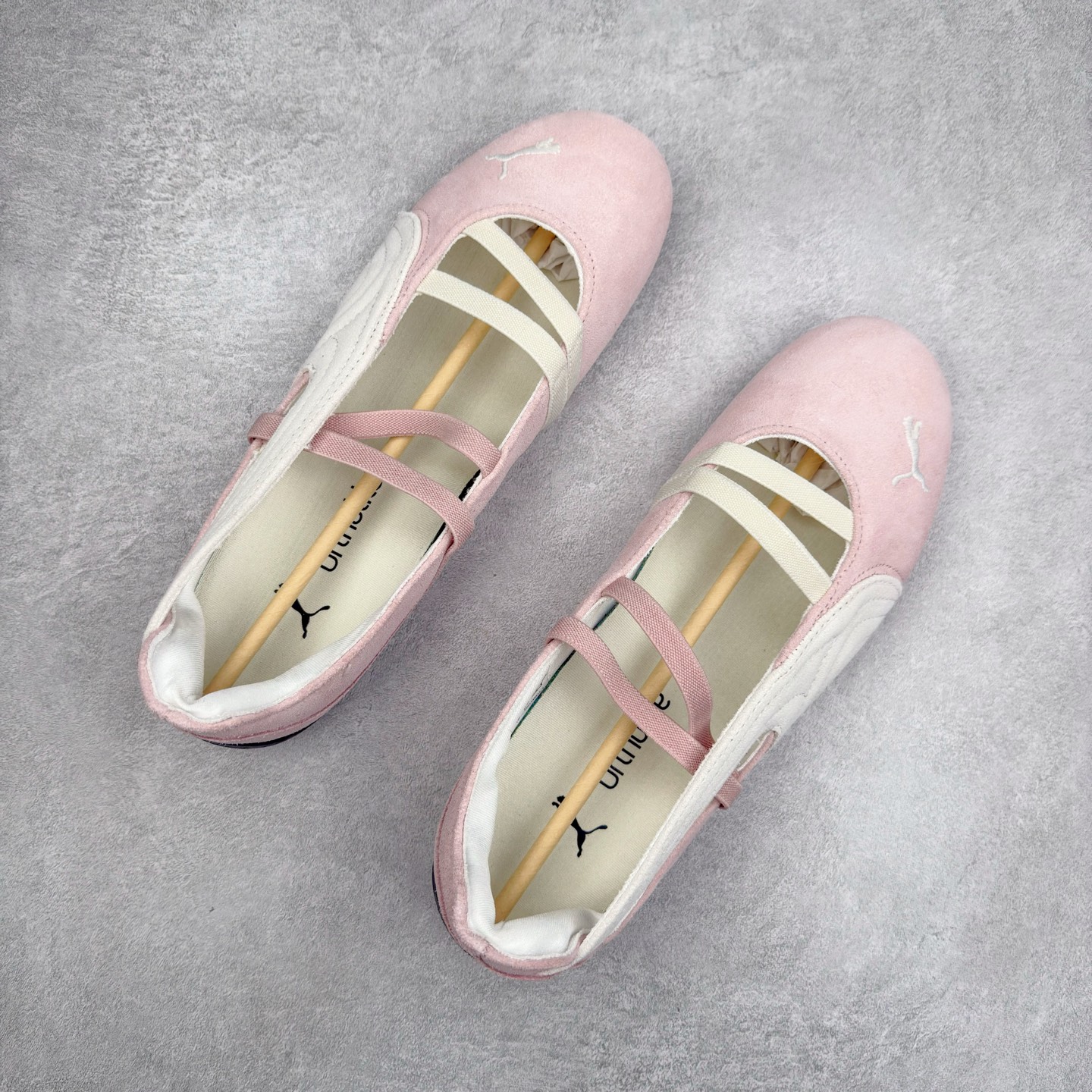 图片[3]-＃DT PUMA Speedcat Ballerina 彪马柔软舒适防滑耐磨低帮生活休闲鞋芭蕾舞鞋单鞋玛丽珍鞋 这次，PUMA决定再对Speedcat来一次创新，以芭蕾舞鞋为灵感，将芭蕾舞鞋的灵动与轻盈感与赛车鞋融为一体，带来极具个性的全新鞋款Speedcat Ballerina。Speedcat Ballerina由Speedcat去除鞋舌、鞋带以及部分鞋侧位打造而成，鞋带部分被改为如同芭蕾鞋般的交叉弹性带，PUMA的标志依旧设计于鞋侧旁，整个鞋款外观变得更加优雅。Speedcat Ballerina 还汲取了赛车鞋的抓地设计，配备经典橡胶大底。尺码：36 37 37.5 38 38.5 39 40 40.5 41-选品中心