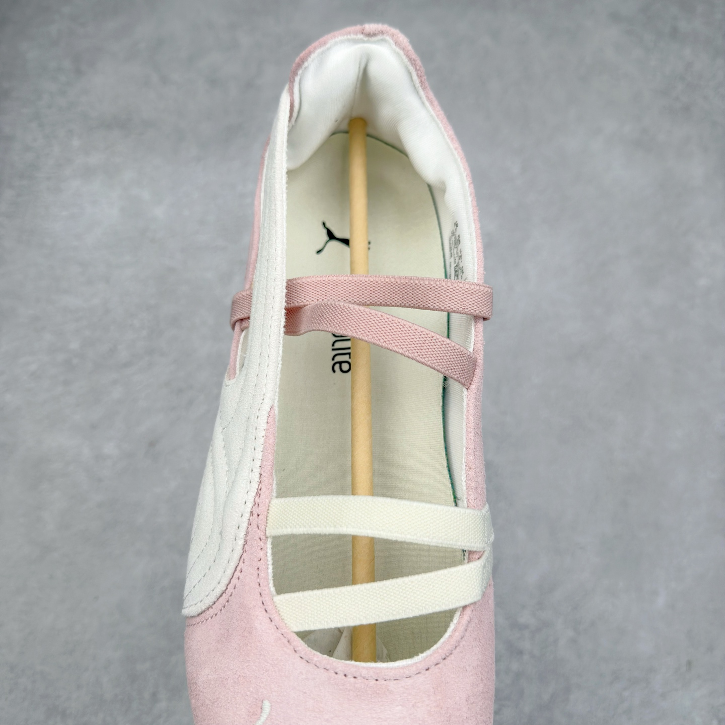 图片[5]-＃DT PUMA Speedcat Ballerina 彪马柔软舒适防滑耐磨低帮生活休闲鞋芭蕾舞鞋单鞋玛丽珍鞋 这次，PUMA决定再对Speedcat来一次创新，以芭蕾舞鞋为灵感，将芭蕾舞鞋的灵动与轻盈感与赛车鞋融为一体，带来极具个性的全新鞋款Speedcat Ballerina。Speedcat Ballerina由Speedcat去除鞋舌、鞋带以及部分鞋侧位打造而成，鞋带部分被改为如同芭蕾鞋般的交叉弹性带，PUMA的标志依旧设计于鞋侧旁，整个鞋款外观变得更加优雅。Speedcat Ballerina 还汲取了赛车鞋的抓地设计，配备经典橡胶大底。尺码：36 37 37.5 38 38.5 39 40 40.5 41-选品中心