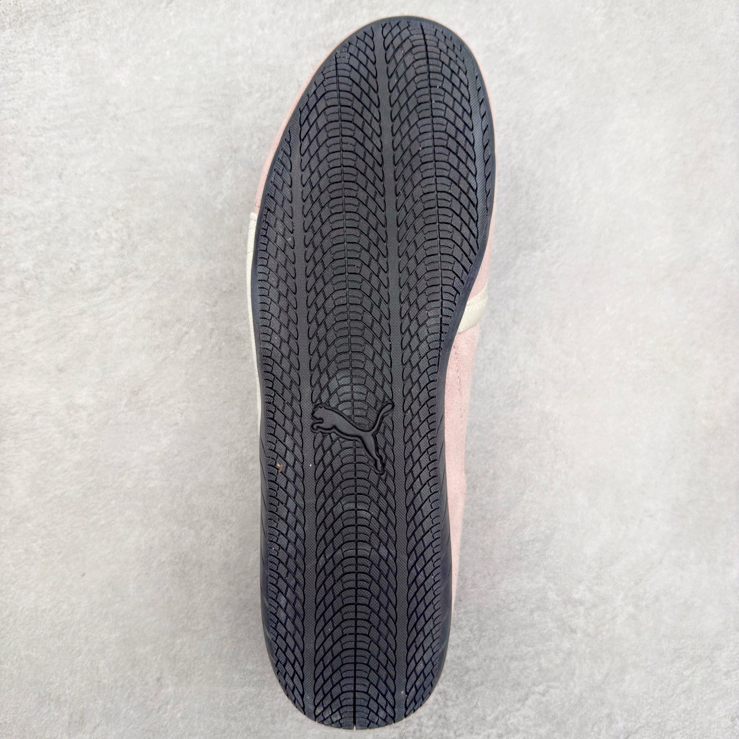 图片[9]-＃DT PUMA Speedcat Ballerina 彪马柔软舒适防滑耐磨低帮生活休闲鞋芭蕾舞鞋单鞋玛丽珍鞋 这次，PUMA决定再对Speedcat来一次创新，以芭蕾舞鞋为灵感，将芭蕾舞鞋的灵动与轻盈感与赛车鞋融为一体，带来极具个性的全新鞋款Speedcat Ballerina。Speedcat Ballerina由Speedcat去除鞋舌、鞋带以及部分鞋侧位打造而成，鞋带部分被改为如同芭蕾鞋般的交叉弹性带，PUMA的标志依旧设计于鞋侧旁，整个鞋款外观变得更加优雅。Speedcat Ballerina 还汲取了赛车鞋的抓地设计，配备经典橡胶大底。尺码：36 37 37.5 38 38.5 39 40 40.5 41-选品中心