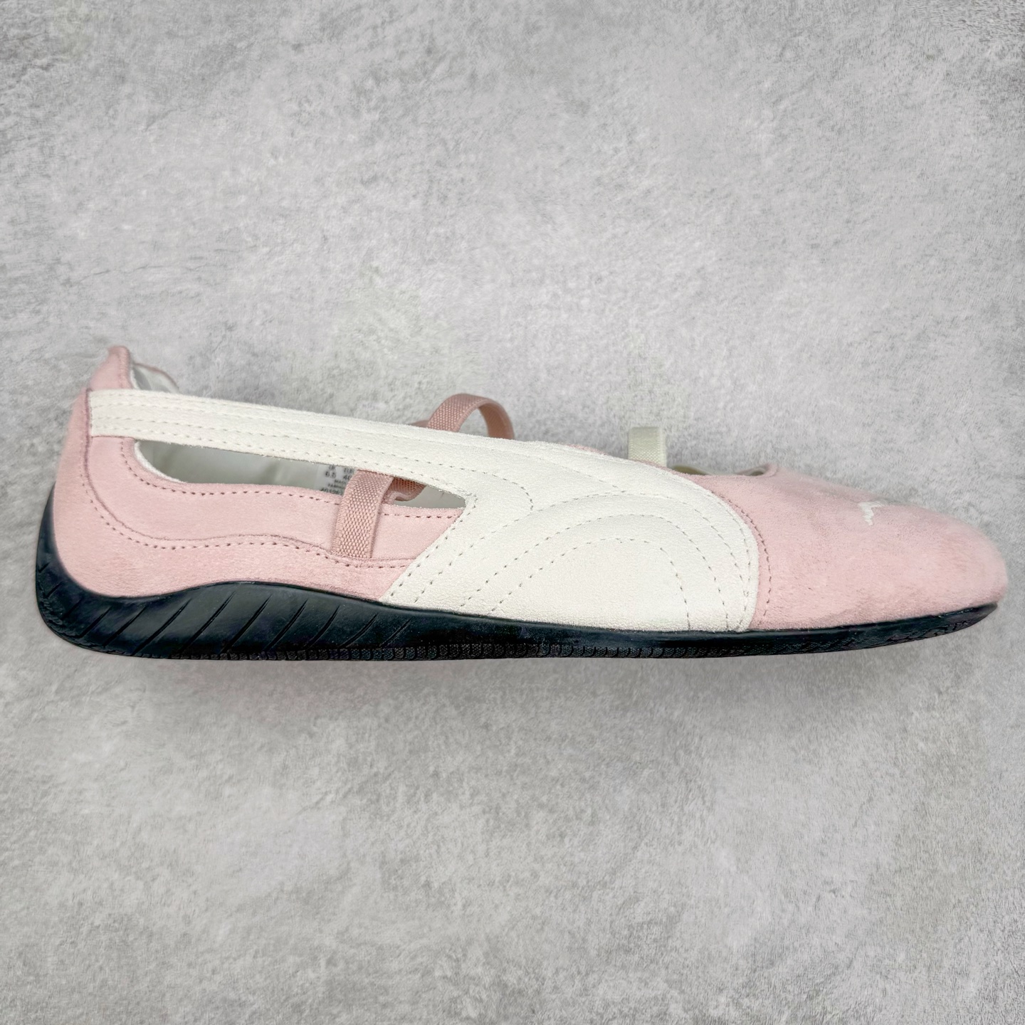＃DT PUMA Speedcat Ballerina 彪马柔软舒适防滑耐磨低帮生活休闲鞋芭蕾舞鞋单鞋玛丽珍鞋 这次，PUMA决定再对Speedcat来一次创新，以芭蕾舞鞋为灵感，将芭蕾舞鞋的灵动与轻盈感与赛车鞋融为一体，带来极具个性的全新鞋款Speedcat Ballerina。Speedcat Ballerina由Speedcat去除鞋舌、鞋带以及部分鞋侧位打造而成，鞋带部分被改为如同芭蕾鞋般的交叉弹性带，PUMA的标志依旧设计于鞋侧旁，整个鞋款外观变得更加优雅。Speedcat Ballerina 还汲取了赛车鞋的抓地设计，配备经典橡胶大底。尺码：36 37 37.5 38 38.5 39 40 40.5 41-选品中心
