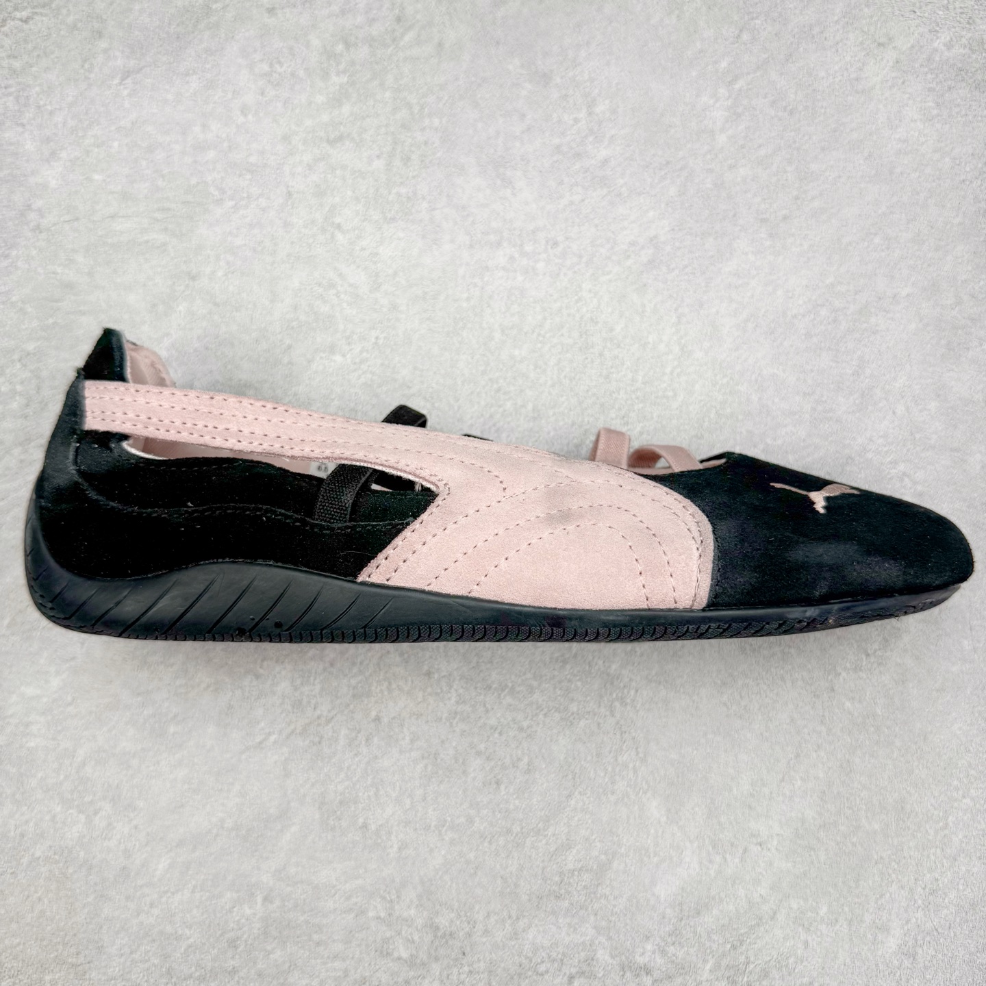 ＃DT PUMA Speedcat Ballerina 彪马柔软舒适防滑耐磨低帮生活休闲鞋芭蕾舞鞋单鞋玛丽珍鞋 这次，PUMA决定再对Speedcat来一次创新，以芭蕾舞鞋为灵感，将芭蕾舞鞋的灵动与轻盈感与赛车鞋融为一体，带来极具个性的全新鞋款Speedcat Ballerina。Speedcat Ballerina由Speedcat去除鞋舌、鞋带以及部分鞋侧位打造而成，鞋带部分被改为如同芭蕾鞋般的交叉弹性带，PUMA的标志依旧设计于鞋侧旁，整个鞋款外观变得更加优雅。Speedcat Ballerina 还汲取了赛车鞋的抓地设计，配备经典橡胶大底。尺码：36 37 37.5 38 38.5 39 40 40.5 41-选品中心