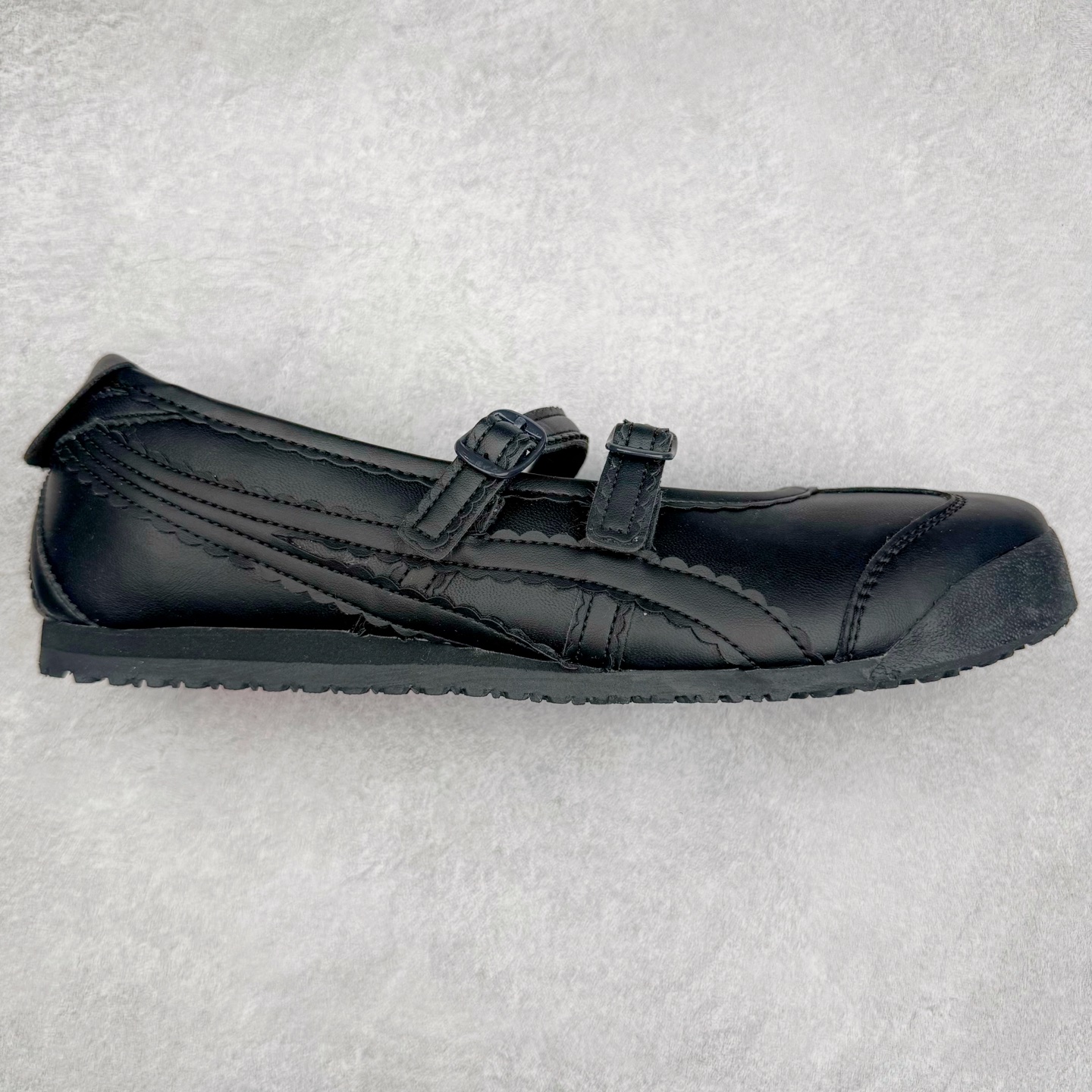 ＃DT Onitsuka Tiger MEXICO TGRS 鬼冢虎平跟玛丽珍舞蹈鞋 款演绎芭蕾风潮整鞋以灰色亮面为主色调，搭配奶油色过渡，形成柔和的视觉层次，搭配标志性的双滑动扣带设计装饰，3秒完成松紧调节，呈现出轻盈且充满未来感的视觉效果。鞋侧标志性的虎爪纹搭配白色缝线与鞋头弧线巧妙呼应，波浪形边缘设计打破传统运动鞋的棱角感，既保证运动功能性，又延续了MEXICO 66系列特有的复古跑鞋基因。无论是日常出行还是运动场合，在光线下会折射出丝绸般的光晕，随手一拍就是赛博朋克大片既视感 尺码：36 37 37.5 38 39 39.5 40-选品中心