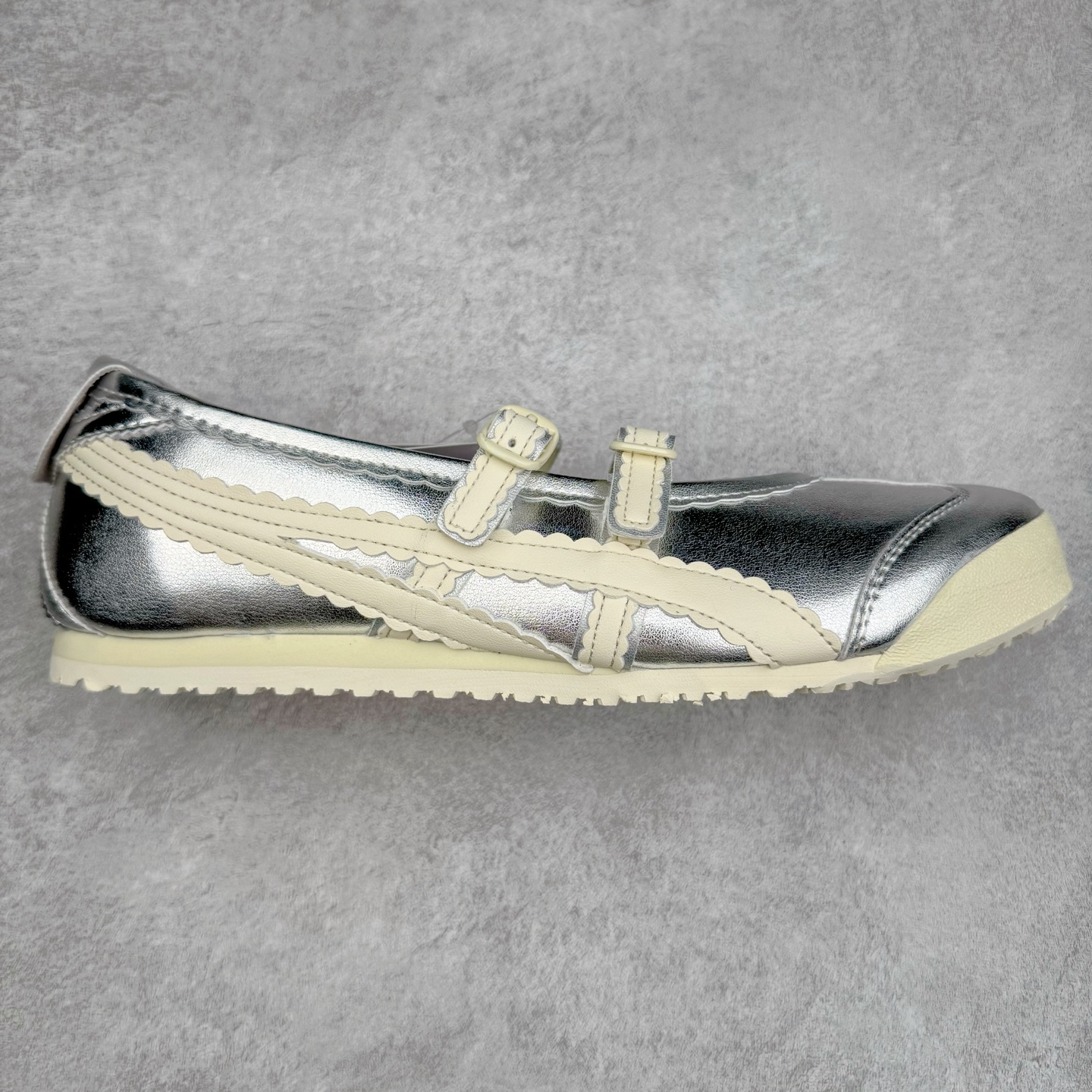 ＃DT Onitsuka Tiger MEXICO TGRS 鬼冢虎平跟玛丽珍舞蹈鞋 款演绎芭蕾风潮整鞋以灰色亮面为主色调，搭配奶油色过渡，形成柔和的视觉层次，搭配标志性的双滑动扣带设计装饰，3秒完成松紧调节，呈现出轻盈且充满未来感的视觉效果。鞋侧标志性的虎爪纹搭配白色缝线与鞋头弧线巧妙呼应，波浪形边缘设计打破传统运动鞋的棱角感，既保证运动功能性，又延续了MEXICO 66系列特有的复古跑鞋基因。无论是日常出行还是运动场合，在光线下会折射出丝绸般的光晕，随手一拍就是赛博朋克大片既视感 尺码：36 37 37.5 38 39 39.5 40-选品中心