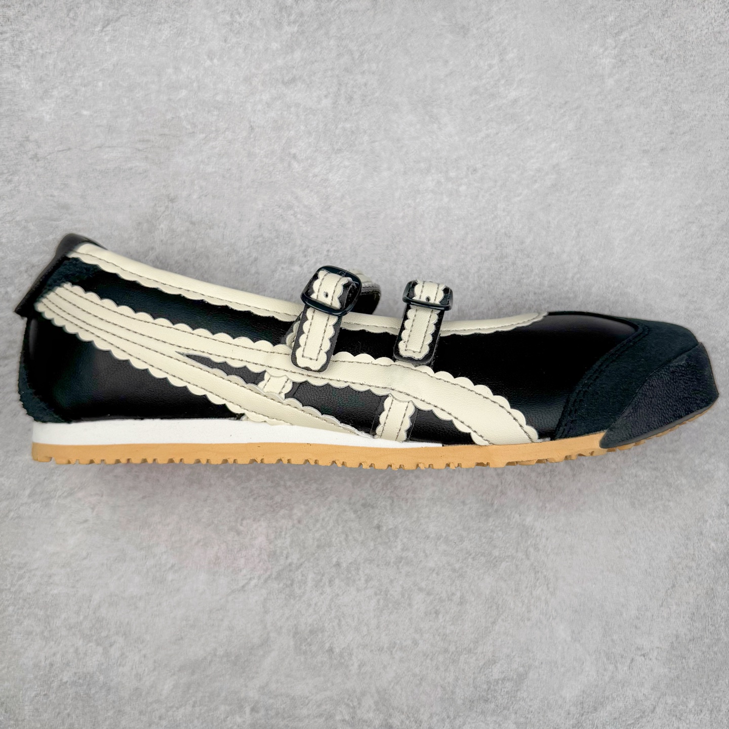 ＃DT Onitsuka Tiger MEXICO TGRS 鬼冢虎平跟玛丽珍舞蹈鞋 款演绎芭蕾风潮整鞋以灰色亮面为主色调，搭配奶油色过渡，形成柔和的视觉层次，搭配标志性的双滑动扣带设计装饰，3秒完成松紧调节，呈现出轻盈且充满未来感的视觉效果。鞋侧标志性的虎爪纹搭配白色缝线与鞋头弧线巧妙呼应，波浪形边缘设计打破传统运动鞋的棱角感，既保证运动功能性，又延续了MEXICO 66系列特有的复古跑鞋基因。无论是日常出行还是运动场合，在光线下会折射出丝绸般的光晕，随手一拍就是赛博朋克大片既视感 尺码：36 37 37.5 38 39 39.5 40-选品中心