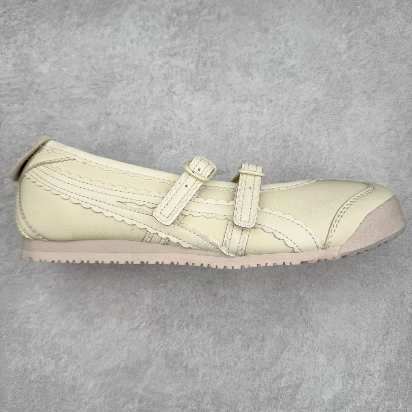 ＃DT Onitsuka Tiger MEXICO TGRS 鬼冢虎平跟玛丽珍舞蹈鞋 款演绎芭蕾风潮整鞋以灰色亮面为主色调，搭配奶油色过渡，形成柔和的视觉层次，搭配标志性的双滑动扣带设计装饰，3秒完成松紧调节，呈现出轻盈且充满未来感的视觉效果。鞋侧标志性的虎爪纹搭配白色缝线与鞋头弧线巧妙呼应，波浪形边缘设计打破传统运动鞋的棱角感，既保证运动功能性，又延续了MEXICO 66系列特有的复古跑鞋基因。无论是日常出行还是运动场合，在光线下会折射出丝绸般的光晕，随手一拍就是赛博朋克大片既视感 尺码：36 37 37.5 38 39 39.5 40-选品中心