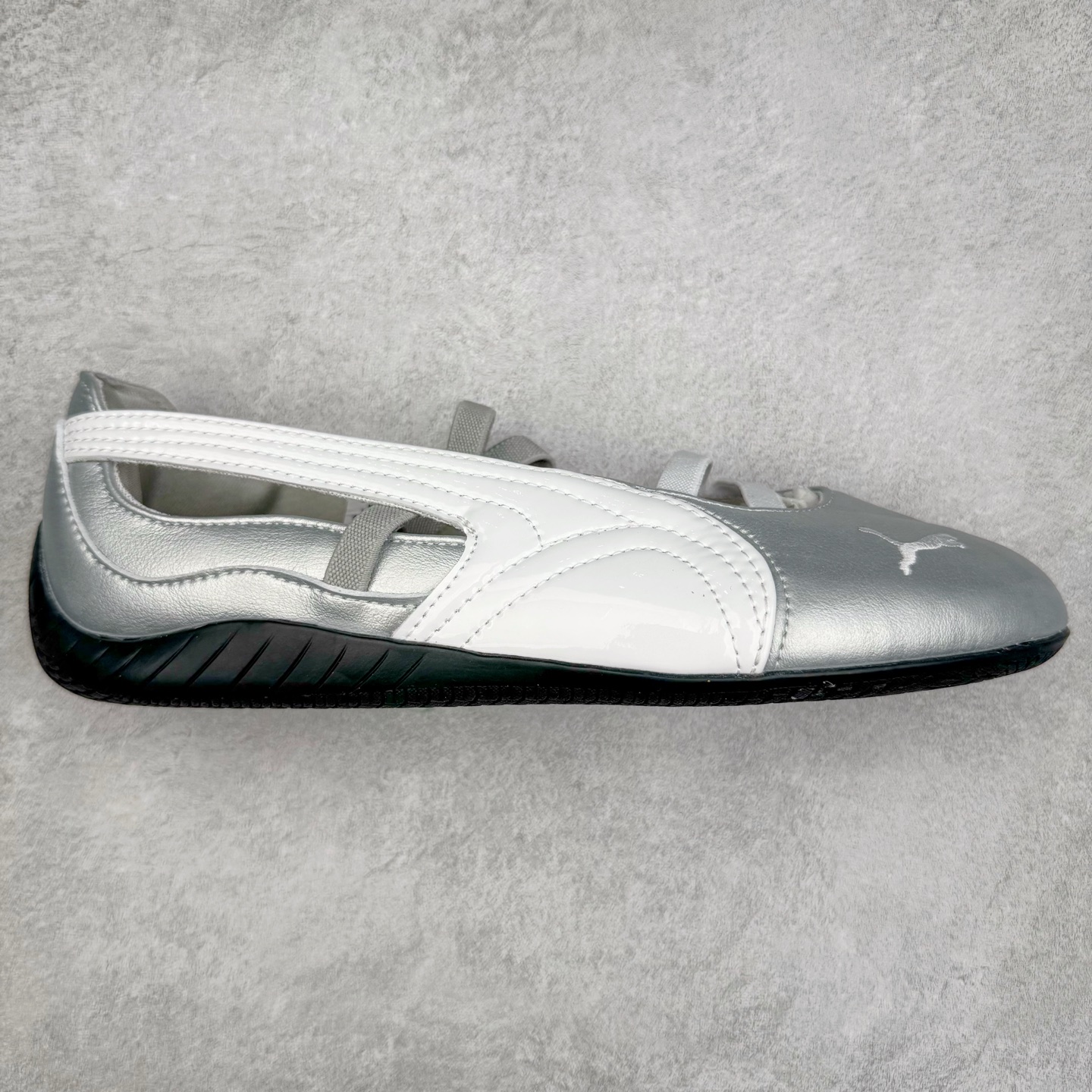 ＃DT PUMA Speedcat Ballerina 彪马柔软舒适防滑耐磨低帮生活休闲鞋芭蕾舞鞋单鞋玛丽珍鞋 这次，PUMA决定再对Speedcat来一次创新，以芭蕾舞鞋为灵感，将芭蕾舞鞋的灵动与轻盈感与赛车鞋融为一体，带来极具个性的全新鞋款Speedcat Ballerina。Speedcat Ballerina由Speedcat去除鞋舌、鞋带以及部分鞋侧位打造而成，鞋带部分被改为如同芭蕾鞋般的交叉弹性带，PUMA的标志依旧设计于鞋侧旁，整个鞋款外观变得更加优雅。Speedcat Ballerina 还汲取了赛车鞋的抓地设计，配备经典橡胶大底。尺码：36 37 37.5 38 38.5 39 40 40.5 41-选品中心
