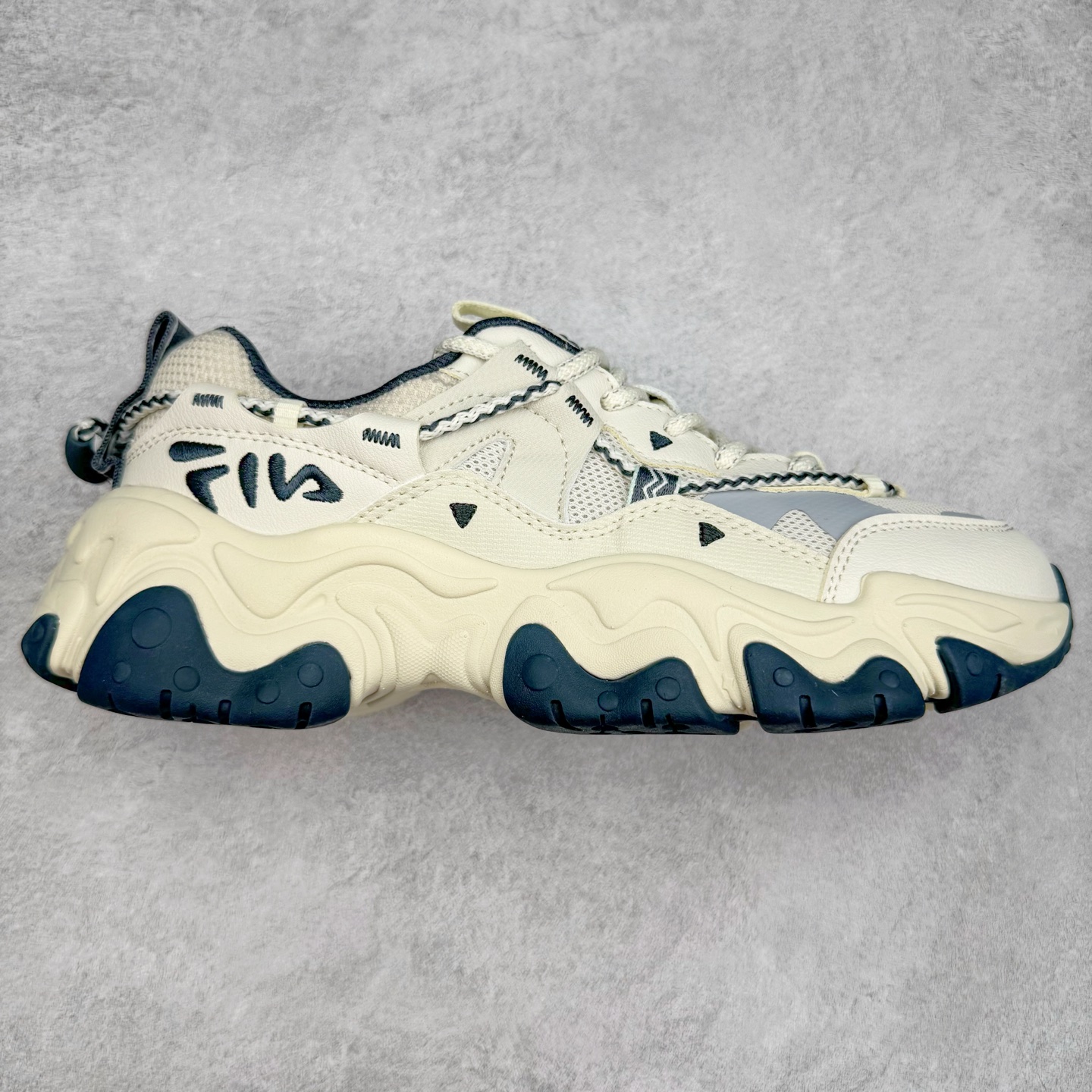 图片[3]-＃DT FILA FLUID 5 斐乐猫爪五代百搭低帮复古老爹风潮流休闲运动慢跑鞋 自老爹鞋开始流行于街头 FILA 陆续带回了一些老鞋 同时推出了诸多新鞋型 此番 FILA 为旗下 Ravagement 新增几款配色 将丰富的色彩组合起来 并搭配上繁复的鞋面结构 重新演绎了这双山系老爹鞋 尺码：35 36 36.5 37.5 38 38.5 39 40 40.5 41 42 42.5 43 44 44.5 45-选品中心