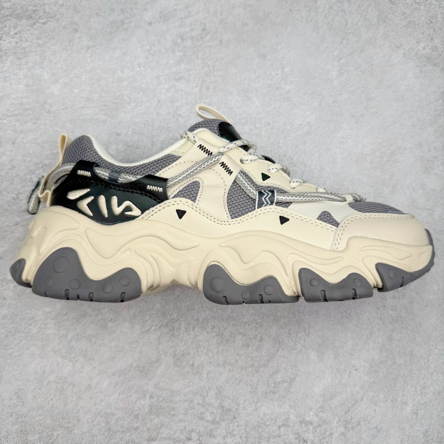 ＃DT FILA FLUID 5 斐乐猫爪五代百搭低帮复古老爹风潮流休闲运动慢跑鞋 自老爹鞋开始流行于街头 FILA 陆续带回了一些老鞋 同时推出了诸多新鞋型 此番 FILA 为旗下 Ravagement 新增几款配色 将丰富的色彩组合起来 并搭配上繁复的鞋面结构 重新演绎了这双山系老爹鞋 尺码：35 36 36.5 37.5 38 38.5 39 40 40.5 41 42 42.5 43 44 44.5 45-选品中心