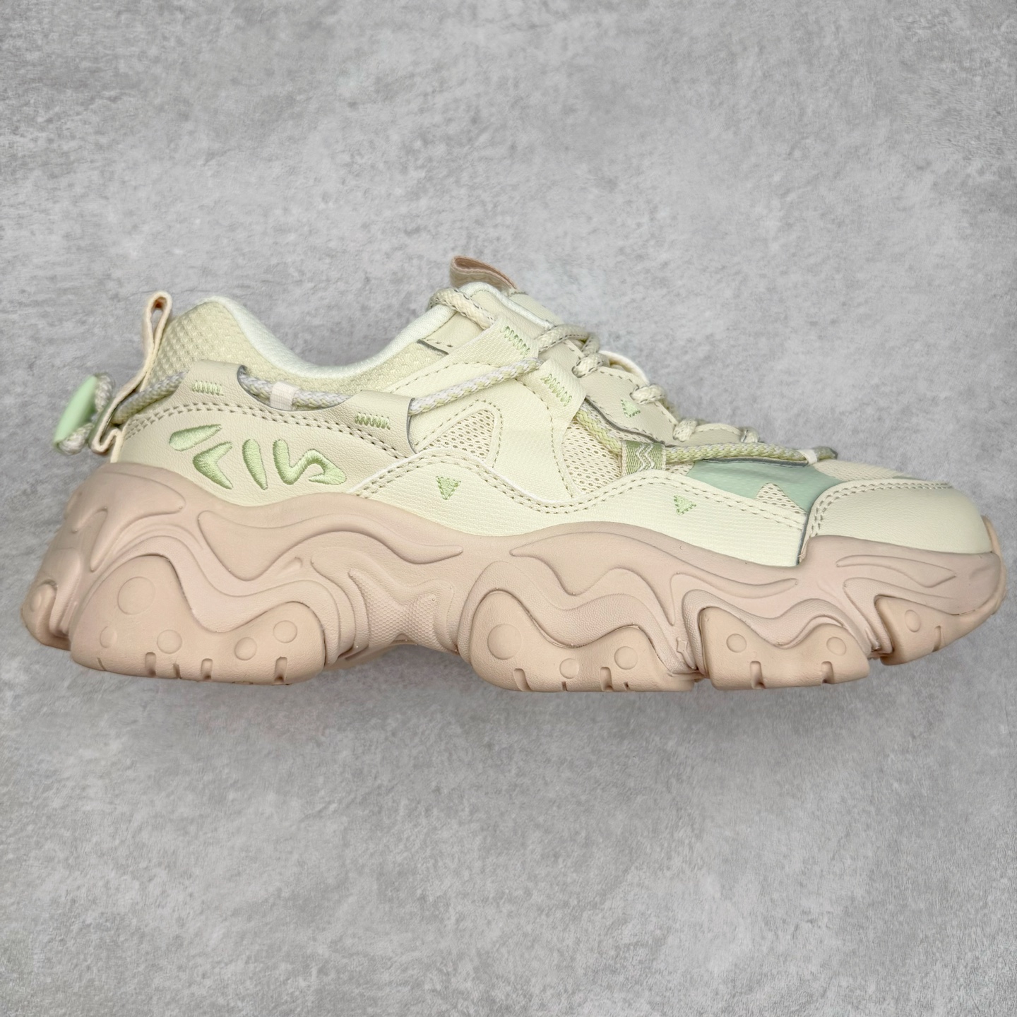 ＃DT FILA FLUID 5 斐乐猫爪五代百搭低帮复古老爹风潮流休闲运动慢跑鞋 自老爹鞋开始流行于街头 FILA 陆续带回了一些老鞋 同时推出了诸多新鞋型 此番 FILA 为旗下 Ravagement 新增几款配色 将丰富的色彩组合起来 并搭配上繁复的鞋面结构 重新演绎了这双山系老爹鞋 尺码：35 36 36.5 37.5 38 38.5 39 40 40.5 41 42 42.5 43 44 44.5 45-选品中心