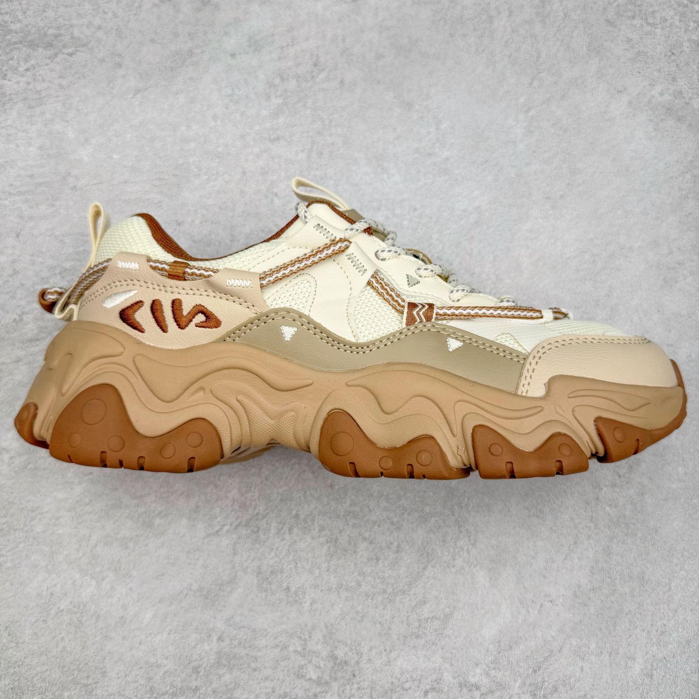 ＃DT FILA FLUID 5 斐乐猫爪五代百搭低帮复古老爹风潮流休闲运动慢跑鞋 自老爹鞋开始流行于街头 FILA 陆续带回了一些老鞋 同时推出了诸多新鞋型 此番 FILA 为旗下 Ravagement 新增几款配色 将丰富的色彩组合起来 并搭配上繁复的鞋面结构 重新演绎了这双山系老爹鞋 尺码：35 36 36.5 37.5 38 38.5 39 40 40.5 41 42 42.5 43 44 44.5 45-选品中心