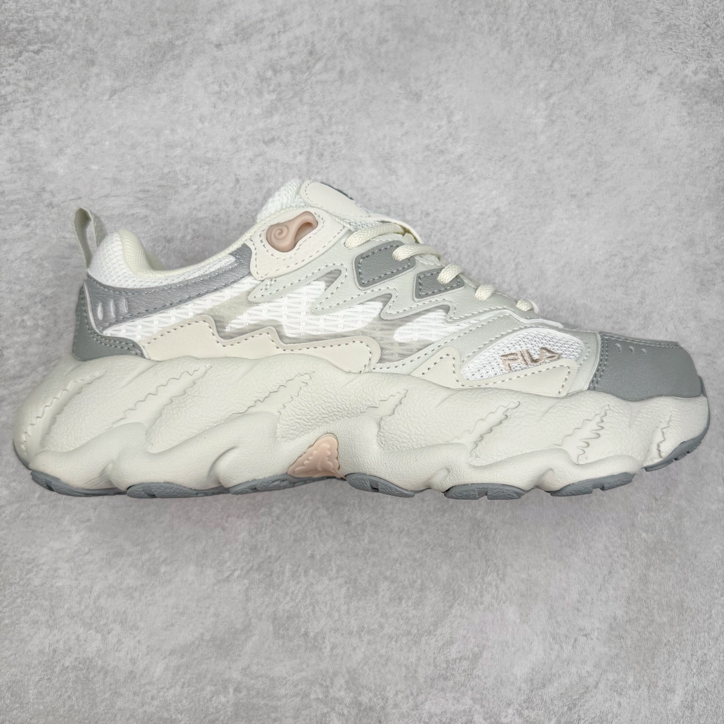 ＃DT FILA Fern2 SO 斐乐摩登系列蕨草鞋运动潮流个性舒适柔软设计感 减震耐磨低帮生活休闲鞋 FUSION 系列传承了 FILA 的百年基因，融入年轻运动及潮流文化，成为引领变革、创新突破的一代。以“1+N” 的跨界合作模式重现经典的同时创造经典。带来最出其不意的跨界合作惊喜。同时，FILAFUSION把FILA 的 DNA 融入到定制体验里，你可以随心制造厲于你的产品。FILA FUSION 的鞋家族涵盖了老爹鞋、跑步鞋、网球鞋、季节款。风格复古新潮，满足了时尚人士出行及各类运动的搭配需求，成为当下年轻人筷拥的鞋类品牌之一。FILA FUSION 走进年轻人的世界，通过年轻人运动，街舞，滑板，篮球，展现 FILA FUSION 的潮流态度和年轻文化。FILA FUSION 认为末来属于引领变革、创新突破的年轻一代，让我们一起构成 FILA 未来的蓝图吧！尺码：35.5 36 36.5 37.5 38 38.5 39 40 40.5 41 42 42.5 43 44 44.5 45-选品中心