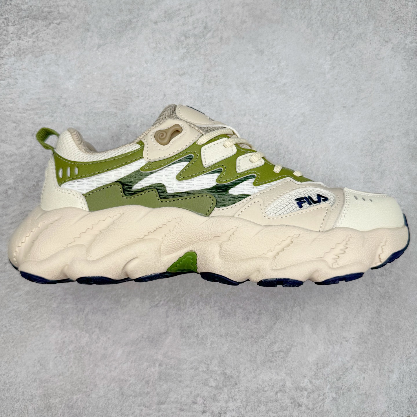 ＃DT FILA Fern2 SO 斐乐摩登系列蕨草鞋运动潮流个性舒适柔软设计感 减震耐磨低帮生活休闲鞋 FUSION 系列传承了 FILA 的百年基因，融入年轻运动及潮流文化，成为引领变革、创新突破的一代。以“1+N” 的跨界合作模式重现经典的同时创造经典。带来最出其不意的跨界合作惊喜。同时，FILAFUSION把FILA 的 DNA 融入到定制体验里，你可以随心制造厲于你的产品。FILA FUSION 的鞋家族涵盖了老爹鞋、跑步鞋、网球鞋、季节款。风格复古新潮，满足了时尚人士出行及各类运动的搭配需求，成为当下年轻人筷拥的鞋类品牌之一。FILA FUSION 走进年轻人的世界，通过年轻人运动，街舞，滑板，篮球，展现 FILA FUSION 的潮流态度和年轻文化。FILA FUSION 认为末来属于引领变革、创新突破的年轻一代，让我们一起构成 FILA 未来的蓝图吧！尺码：35.5 36 36.5 37.5 38 38.5 39 40 40.5 41 42 42.5 43 44 44.5 45-选品中心