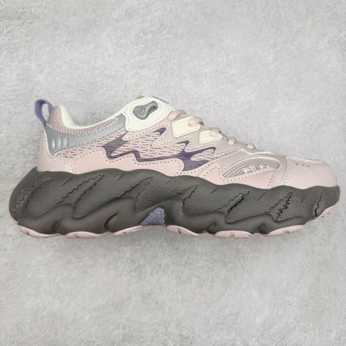 ＃DT FILA Fern2 SO 斐乐摩登系列蕨草鞋运动潮流个性舒适柔软设计感 减震耐磨低帮生活休闲鞋 FUSION 系列传承了 FILA 的百年基因，融入年轻运动及潮流文化，成为引领变革、创新突破的一代。以“1+N” 的跨界合作模式重现经典的同时创造经典。带来最出其不意的跨界合作惊喜。同时，FILAFUSION把FILA 的 DNA 融入到定制体验里，你可以随心制造厲于你的产品。FILA FUSION 的鞋家族涵盖了老爹鞋、跑步鞋、网球鞋、季节款。风格复古新潮，满足了时尚人士出行及各类运动的搭配需求，成为当下年轻人筷拥的鞋类品牌之一。FILA FUSION 走进年轻人的世界，通过年轻人运动，街舞，滑板，篮球，展现 FILA FUSION 的潮流态度和年轻文化。FILA FUSION 认为末来属于引领变革、创新突破的年轻一代，让我们一起构成 FILA 未来的蓝图吧！尺码：35.5 36 36.5 37.5 38 38.5 39 40 40.5 41 42 42.5 43 44 44.5 45-选品中心