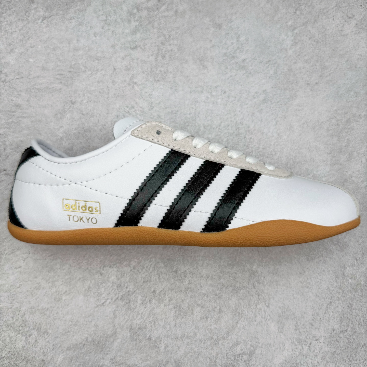 AD Originals Tokyo 东京限定系列复古百搭薄底德训风低帮休闲运动T头鞋 JI3311 ORIGINALS 挖掘复古运动基因，文 将经典与现代完美融合，推出薄底鞋系列，引起潮流趋势。此次COSTS带来的是ADIDAS ORIGINALS TOKYO系列黑白两款百搭配色，鞋款鞋面舒适贴合脚面， 同时采用柔软材质，穿着轻便舒适；中底缓震性能，鞋底有一定弹性，日常穿搭舒适且防滑。尺码：35⅔ 36 36⅔ 37⅓ 38 38⅔ 39⅓ 40 40⅔ 41⅓ 42 42⅔ 43⅓ 44 45-选品中心