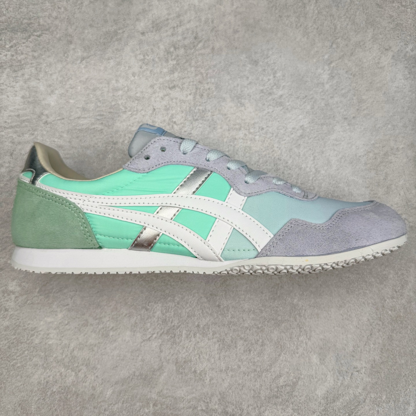 Onitsuka 鬼冢虎 Serrano系列 潮流舒适轻便生活休闲鞋 上架实拍鞋面采用翻毛皮和牛津布面设计制作，透气性好，包裹感很强。鞋底采用防滑耐磨橡胶大底，脚感轻便舒适。鞋掌做了加宽处理，穿着更加舒适。尺码：36 37 37.5 38 39 39.5 40 40.5 41.5 42 42.5 43.5 44 45-选品中心