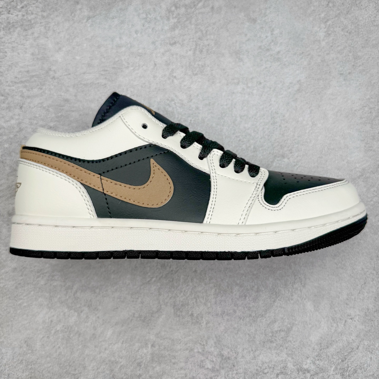 ＃K版 Air Jordan AJ1 Low 低帮 白黑金钩 IH0649-021 全新流水线出品 DT版本唯一平替选择 市场第二梯队最强版 全部原鞋开发 原楦原纸板开发 全鞋电脑针车 原厂内置全掌气垫 原盒内在原标 唯一Zp原版鞋带绑法 免检产品 全新2022版型 全头层皮料 完美零毛边处理 原厂配置全掌气垫 价格定位良心 几十个配色陆续出货 实拍调校N版已经零色差零失真 百分百还原实物色彩所见即所得 不存在货不对板色差等低级问题 选购参考实物拍摄 不混卖不参货 只用心做好货严格选品 承诺混一赔十 尺码：36 36.5 37.5 38 38.5 39 40 40.5 41 42 42.5 43 44 44.5 45-选品中心