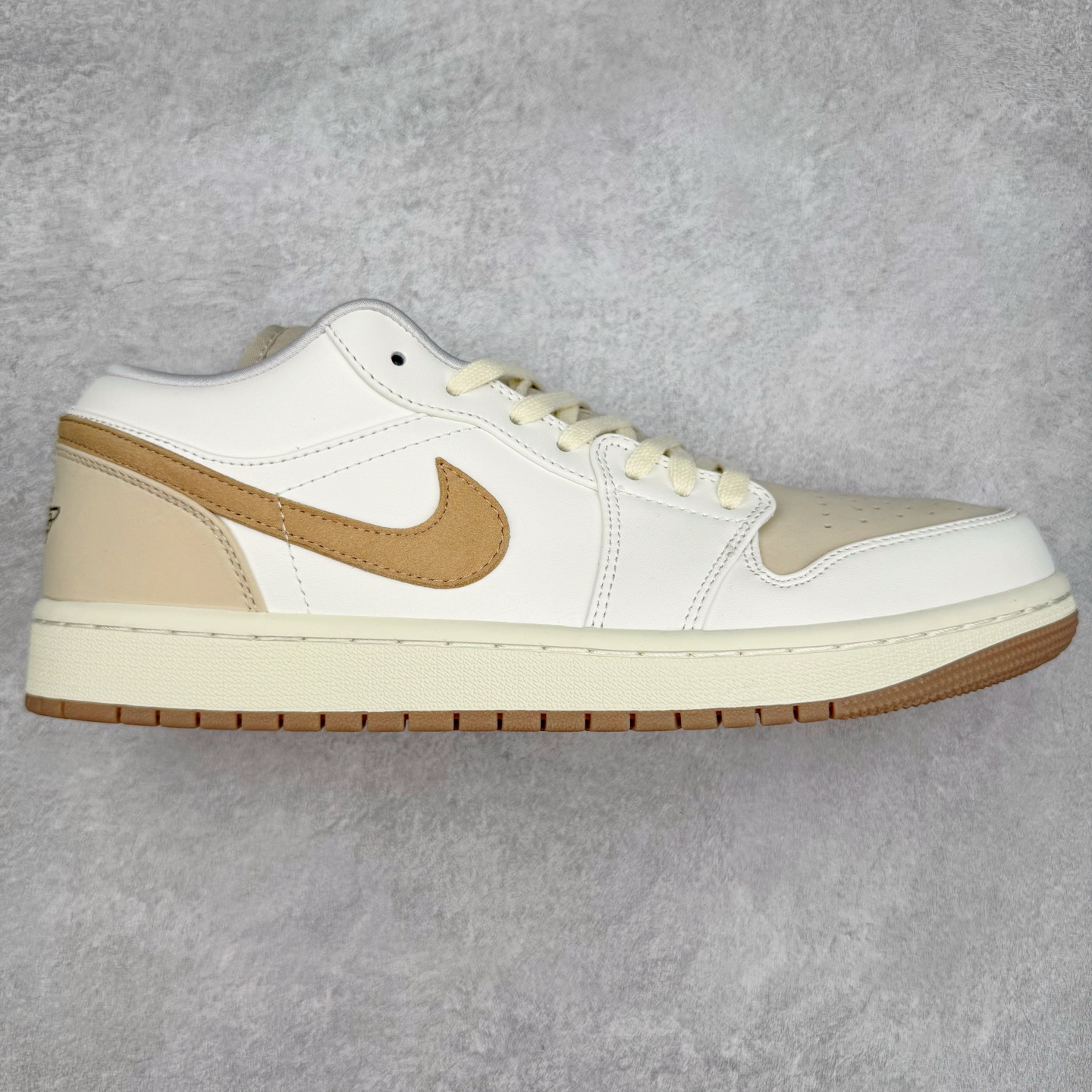 ＃K版 Air Jordan AJ1 Low 低帮 白棕 IB8855-121 全新流水线出品 DT版本唯一平替选择 市场第二梯队最强版 全部原鞋开发 原楦原纸板开发 全鞋电脑针车 原厂内置全掌气垫 原盒内在原标 唯一Zp原版鞋带绑法 免检产品 全新2022版型 全头层皮料 完美零毛边处理 原厂配置全掌气垫 价格定位良心 几十个配色陆续出货 实拍调校N版已经零色差零失真 百分百还原实物色彩所见即所得 不存在货不对板色差等低级问题 选购参考实物拍摄 不混卖不参货 只用心做好货严格选品 承诺混一赔十 尺码：36 36.5 37.5 38 38.5 39 40 40.5 41 42 42.5 43 44 44.5 45-选品中心
