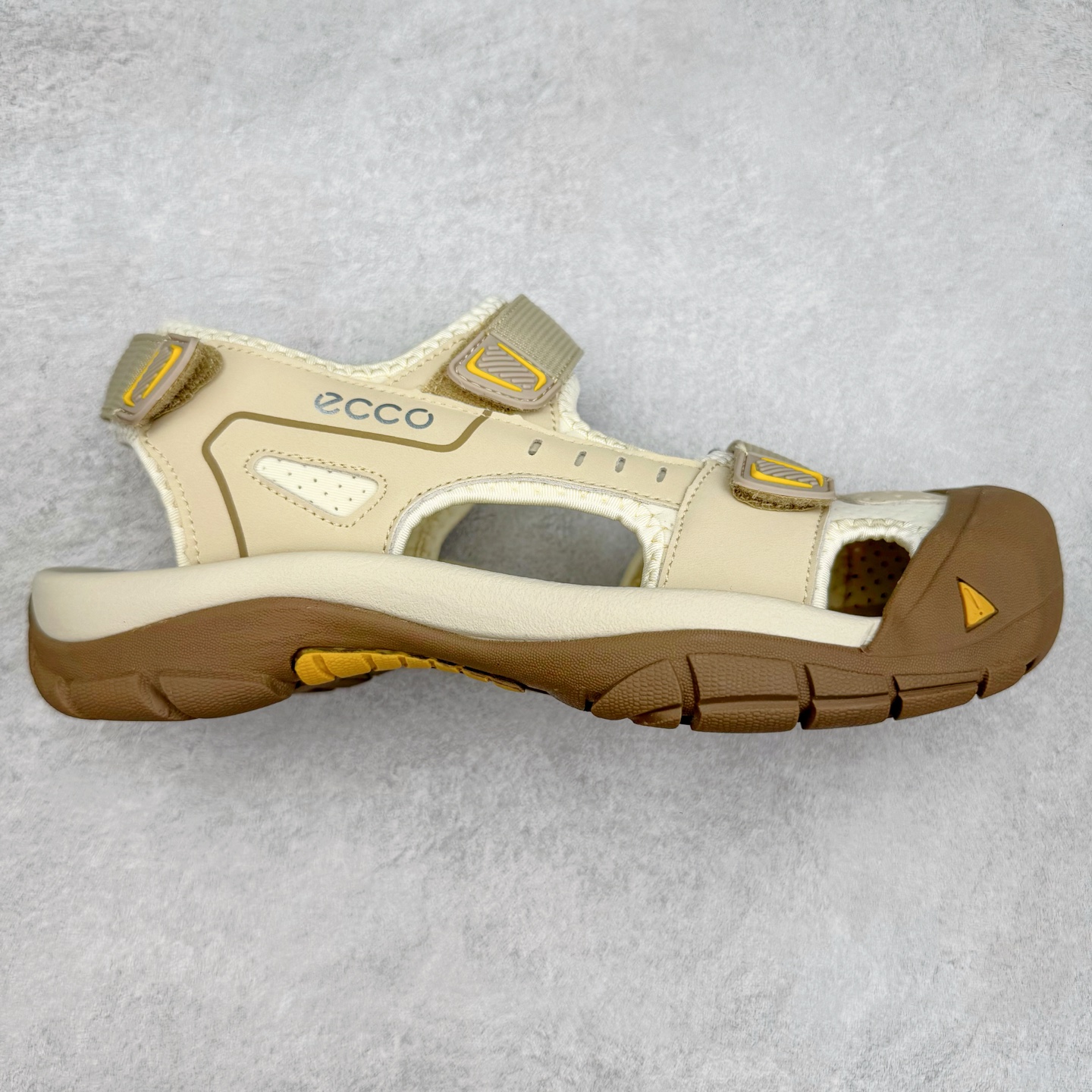 ECCO爱步运动男士凉鞋 舒适防滑魔术贴夏季包头凉鞋 全速系列 甄选牛皮鞋面 细腻亲肤清爽 多种拼接设计 时尚有型 潮流穿搭 粘条设计 操作简单,舒适合脚穿脱方便 舒适内里材质,细腻贴脚 亲肤舒适不伤脚 搭配柔软鞋垫 有效缓压 橡胶大底,简约不简单 在不同环境下,都能提供优秀的抓地力和耐损效果 潮弄风尚 不羁腔调 尺码:38 39 40 41 42 43 44 45(皮鞋码)-选品中心