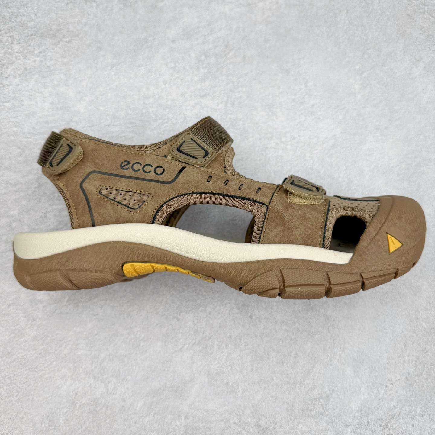 ECCO爱步运动男士凉鞋 舒适防滑魔术贴夏季包头凉鞋 全速系列 甄选牛皮鞋面 细腻亲肤清爽 多种拼接设计 时尚有型 潮流穿搭 粘条设计 操作简单,舒适合脚穿脱方便 舒适内里材质,细腻贴脚 亲肤舒适不伤脚 搭配柔软鞋垫 有效缓压 橡胶大底,简约不简单 在不同环境下,都能提供优秀的抓地力和耐损效果 潮弄风尚 不羁腔调 尺码:38 39 40 41 42 43 44 45(皮鞋码)-选品中心