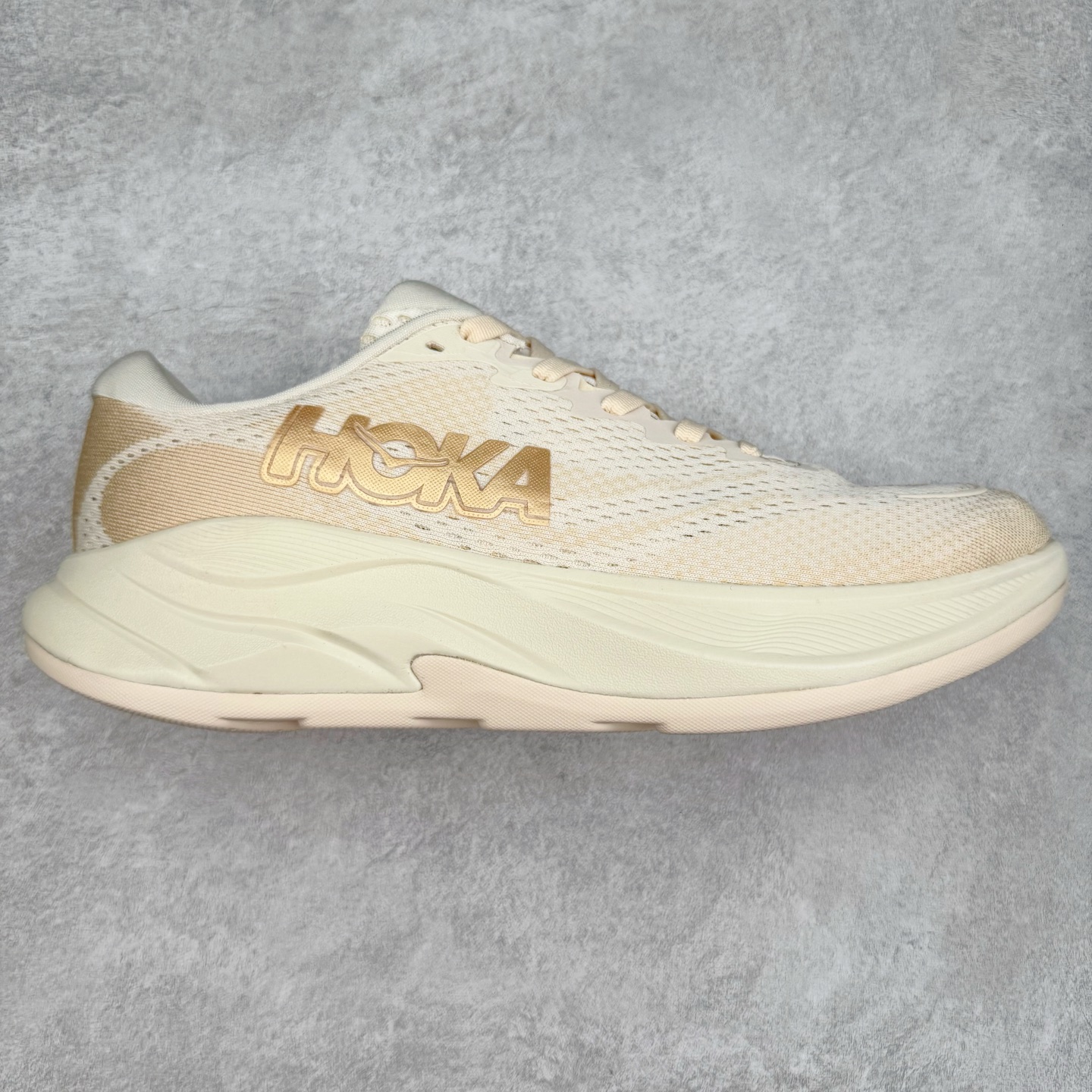 HOKA ONE ONE RINCON 4 舒适防滑耐磨低帮休闲跑步鞋 Rincon 4 是一款日常训练用的跑步鞋，踩上去的感觉很结实。它适合中短距离跑步，但如果您习惯于稍硬的感觉，也可以用于长距离跑步。但它的速度不够快，不能作为速度训练鞋，也不够柔软，不能作为恢复训练鞋，日常里程跑才是它的优势所在。如果您想尝试 Hoka 跑鞋，又想享受极具竞争力的价格，那就试试这款鞋吧。尺码：36 36.5 37.5 38 38.5 39 40 40.5 41 42 42.5 43 44 44.5 45-选品中心