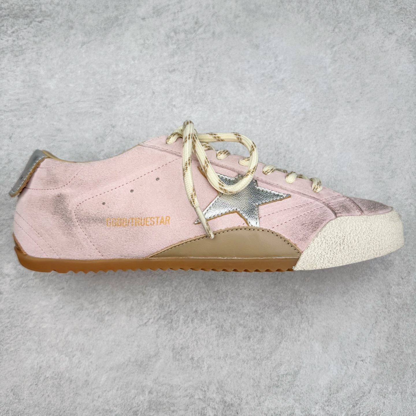 ＃广顶福利 Golden Goose True-Star GGDB复古做旧牛皮圆头系带低帮生活休闲鞋 此款拥有舒适的鞋面，具有很好的延展性，后跟采用柔软材质能够舒适贴合脚踝，穿着轻松，让您在平时生活中有舒适和轻松的体验。夫妻组合 Alessandro Gallo 和 Francesca Rinaldo 的创作灵感汲取自艺术以及故乡威尼斯。其所创立的 Golden Goose 在结合传统意大利工艺的基础之上，又在系列中融合了率性前卫的风格。品牌时髦的精裁服饰和金属感皮革运动鞋则是不容错过的时尚单品。尺码：38 39-选品中心