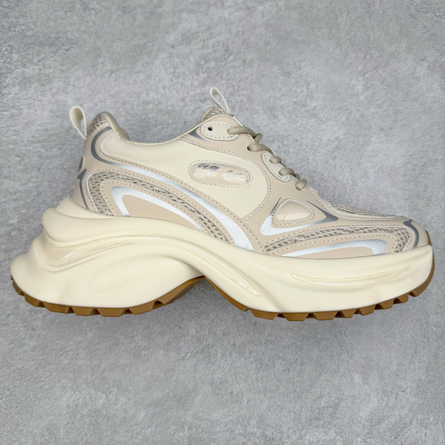 GG-CC白鹿同款老爹鞋 舒适百搭厚底春季新款女士休闲运动鞋系列 #广东大厂出品 完美细节 大长腿时髦look轻松定格 不费力展现率性氛围 酷帅机能风不规则设计大底 GGCC拼色造型设计 轻便舒适百搭 不管怎么搭都敲好看~ 尺码：35 36 37 38 39 40-选品中心