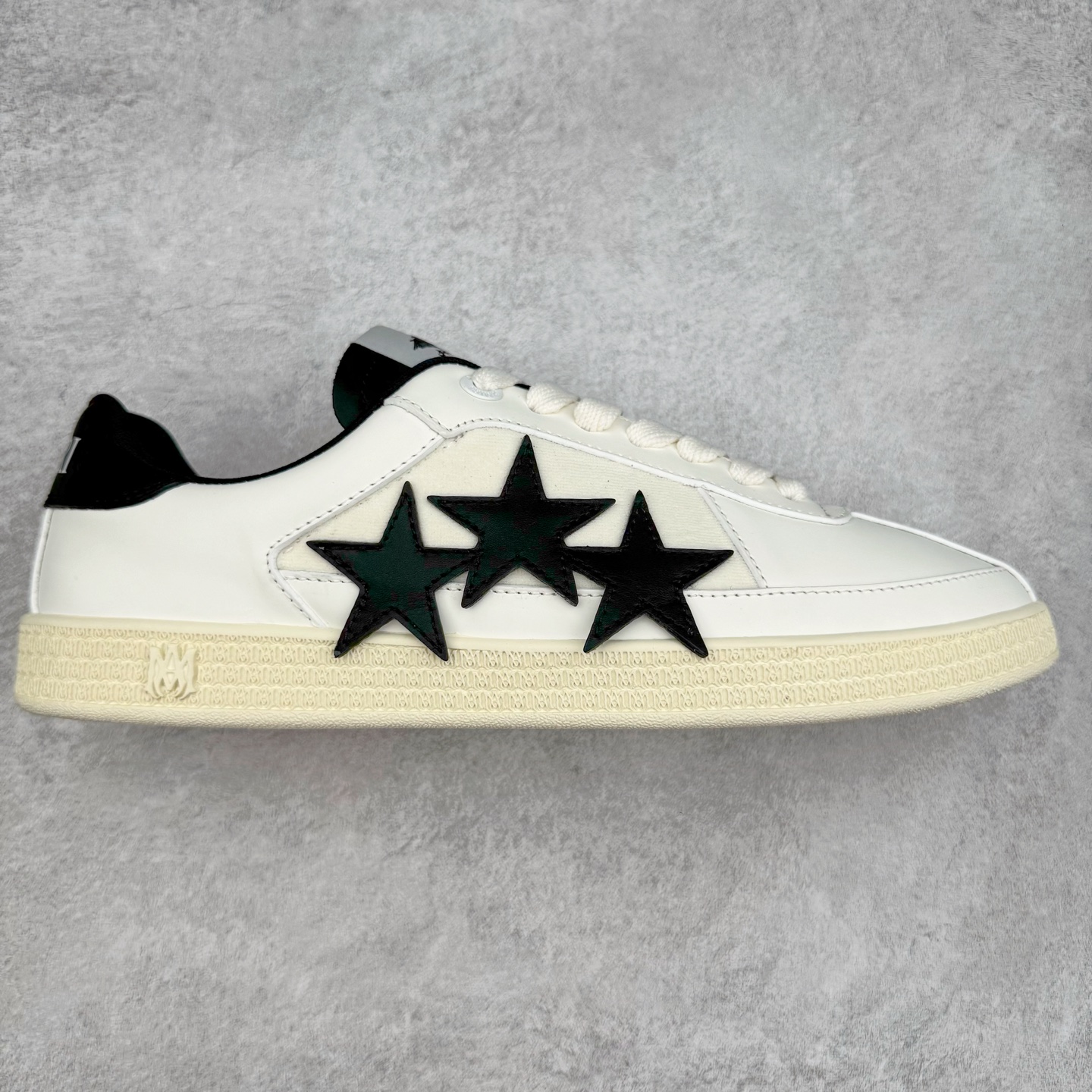 ＃纯原 AMIRI Pacific 2025S 皮革圆头系带低帮板鞋 选用优质材料，精细制作。经典设计，展现优雅气质。舒适脚感，轻松穿梭。适合各种场合，彰显魅力。品味与舒适兼得，演绎自信自然。步履间散发迷人韵味，展现独特风采。AMIRI 是美国的时尚品牌，由Mike Amiri创立于2014年的奢侈男装和女装品牌，Amiri将精致的工艺与洛杉矶真实的滑板和街头文化的魅力相结合。设计师在系列女装中精准融合 1980和 1990年代盛行于洛杉矶的音乐文化，并将流连于著名夜店 The Roxy 和 TheViper Room 外的型男靓女作灵感之源。品牌的标志性网眼棒球帽、仿旧牛仔裤和大廓形T恤都是不容错过的佳作。尺码：35 36 37.5 38 39 40 41 42 43 44 45-选品中心