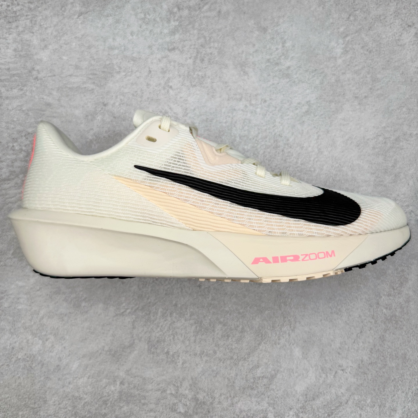 NK AIR Zoom RIVALFLY FK4代系列轻量飞织低帮休闲运动慢跑鞋 整体设计采用流线型的轻质工程网眼材质构成鞋面 并与其他 Running 旗舰鞋款同样搭载全脚掌 ZoomX 缓冲中底 搭配 Pebax 物料与橡胶外底 ZoomX StreakFly 首发配色以Prototype呈现 其灵感是来自开发期间的磨损测试 透过编号的标记与内侧的预期跑步距离突出研发过程 货号：FV6040-104 尺码：36 36.5 37.5 38 38.5 39 40 40.5 41 42 42.5 43 44 44.5 45-选品中心