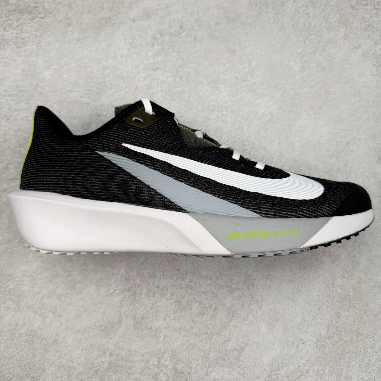 NK AIR Zoom RIVALFLY FK4代系列轻量飞织低帮休闲运动慢跑鞋 整体设计采用流线型的轻质工程网眼材质构成鞋面 并与其他 Running 旗舰鞋款同样搭载全脚掌 ZoomX 缓冲中底 搭配 Pebax 物料与橡胶外底 ZoomX StreakFly 首发配色以Prototype呈现 其灵感是来自开发期间的磨损测试 透过编号的标记与内侧的预期跑步距离突出研发过程 货号：FV6040-001 尺码：36 36.5 37.5 38 38.5 39 40 40.5 41 42 42.5 43 44 44.5 45-选品中心