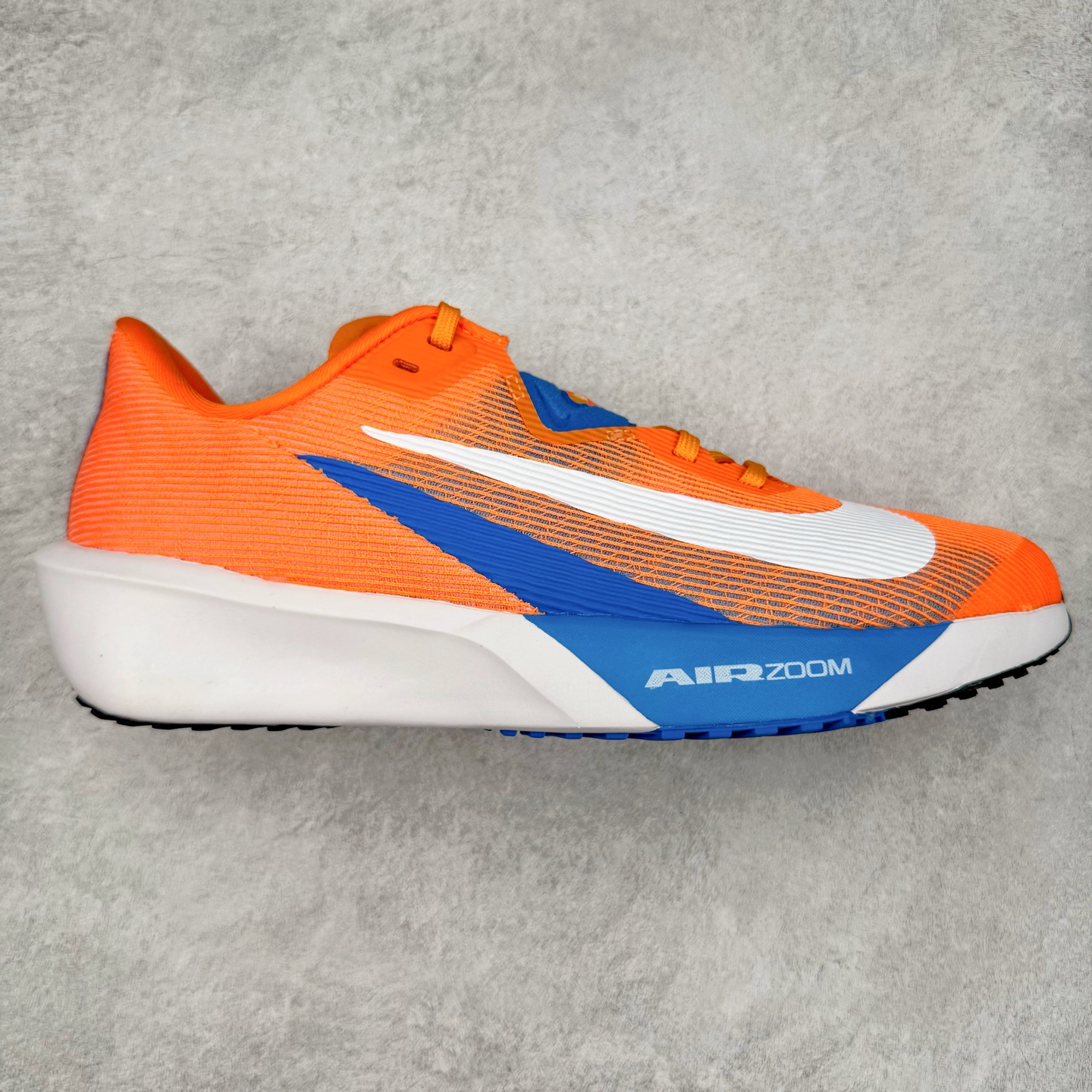 NK AIR Zoom RIVALFLY FK4代系列轻量飞织低帮休闲运动慢跑鞋 整体设计采用流线型的轻质工程网眼材质构成鞋面 并与其他 Running 旗舰鞋款同样搭载全脚掌 ZoomX 缓冲中底 搭配 Pebax 物料与橡胶外底 ZoomX StreakFly 首发配色以Prototype呈现 其灵感是来自开发期间的磨损测试 透过编号的标记与内侧的预期跑步距离突出研发过程 货号：FV6040-800 尺码：36 36.5 37.5 38 38.5 39 40 40.5 41 42 42.5 43 44 44.5 45-选品中心