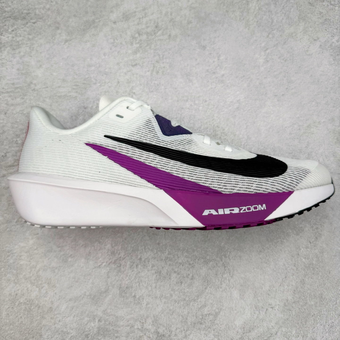 NK AIR Zoom RIVALFLY FK4代系列轻量飞织低帮休闲运动慢跑鞋 整体设计采用流线型的轻质工程网眼材质构成鞋面 并与其他 Running 旗舰鞋款同样搭载全脚掌 ZoomX 缓冲中底 搭配 Pebax 物料与橡胶外底 ZoomX StreakFly 首发配色以Prototype呈现 其灵感是来自开发期间的磨损测试 透过编号的标记与内侧的预期跑步距离突出研发过程 货号：FV6040-100 尺码：36 36.5 37.5 38 38.5 39 40 40.5 41 42 42.5 43 44 44.5 45-选品中心