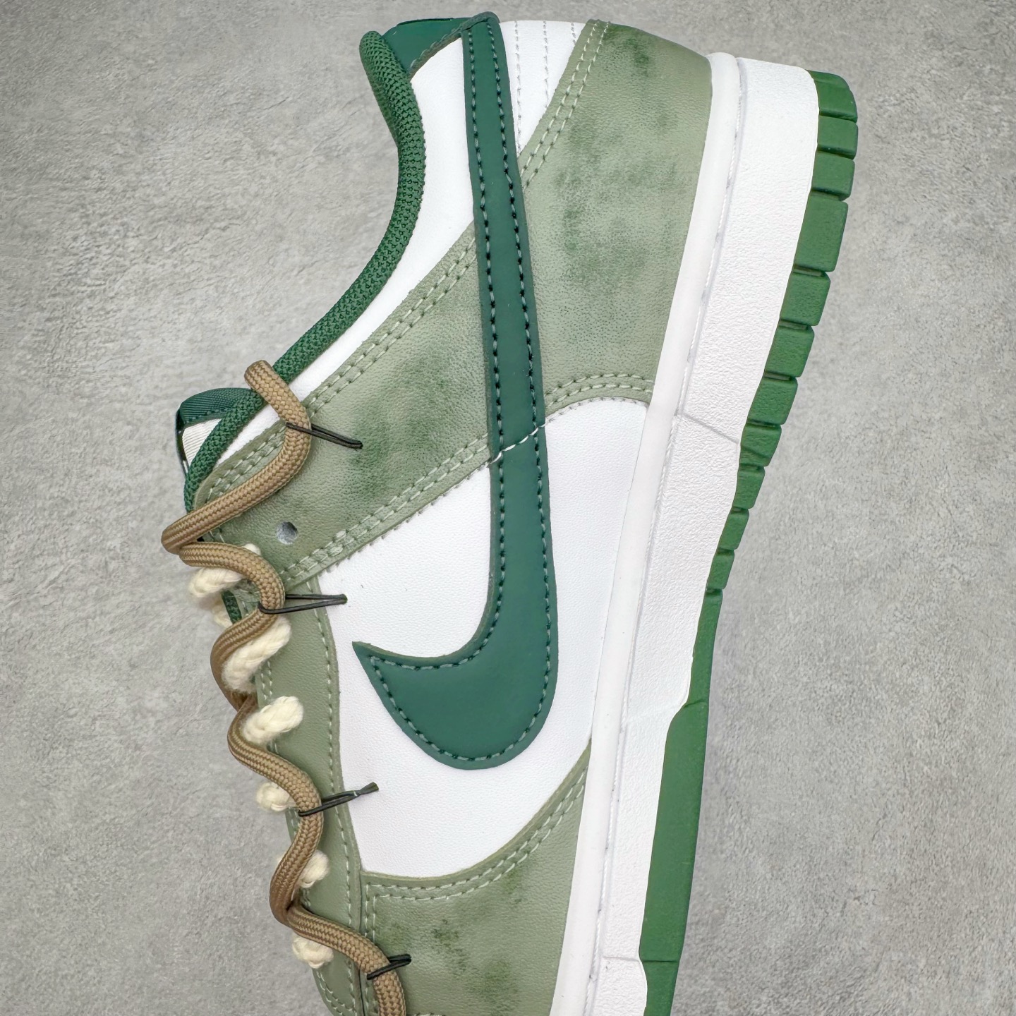 图片[7]-＃YC纯原 NK Dunk Low 青竹林 DD1391-101 此款设计灵感源于蝴蝶青竹林，以青绿为底色，外渲白雾晕染的效果，低饱和配色独特易搭，层次丰富。侧边手绘竹影随风摇曳，构成竹林纵深感，当阳光穿透清晨雾林时，虚拟竹纤正在生成光影诗篇；当工业标准被光合作用解构，潮流元素融入鞋中，每一步都自带飒飒凉意。定制系列天花板 无原鞋不开发 全系列得物原鞋一比一校对开发 配色持续更新中 终端对接 优势输出 全套原厂楦头原纸板数据档案倾力打造 原汁原味莞产 极致还原 圈内最强针车工艺 高端零售指定版 广东原厂配套原盒原标 鞋盒分三个尺码段 原厂冲刀 超高清洁度 全鞋零毛边皮料切割 采用原厂百宏鞋带以及原厂百宏织唛舌标 内标可供原厂几率过验 进口原装条纹中底布 四线拉帮白色点胶 原厂拉帮手法遵循公司 原厂电绣 极致还原 尺码：36 36.5 37.5 38 38.5 39 40 40.5 41 42 42.5 43 44 44.5 45 46-选品中心