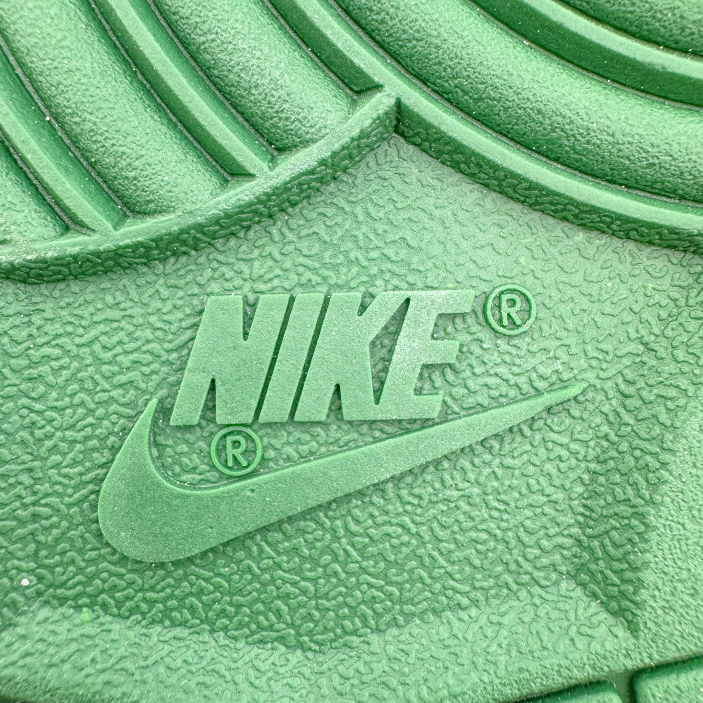 图片[20]-＃YC纯原 NK Dunk Low 青竹林 DD1391-101 此款设计灵感源于蝴蝶青竹林，以青绿为底色，外渲白雾晕染的效果，低饱和配色独特易搭，层次丰富。侧边手绘竹影随风摇曳，构成竹林纵深感，当阳光穿透清晨雾林时，虚拟竹纤正在生成光影诗篇；当工业标准被光合作用解构，潮流元素融入鞋中，每一步都自带飒飒凉意。定制系列天花板 无原鞋不开发 全系列得物原鞋一比一校对开发 配色持续更新中 终端对接 优势输出 全套原厂楦头原纸板数据档案倾力打造 原汁原味莞产 极致还原 圈内最强针车工艺 高端零售指定版 广东原厂配套原盒原标 鞋盒分三个尺码段 原厂冲刀 超高清洁度 全鞋零毛边皮料切割 采用原厂百宏鞋带以及原厂百宏织唛舌标 内标可供原厂几率过验 进口原装条纹中底布 四线拉帮白色点胶 原厂拉帮手法遵循公司 原厂电绣 极致还原 尺码：36 36.5 37.5 38 38.5 39 40 40.5 41 42 42.5 43 44 44.5 45 46-选品中心