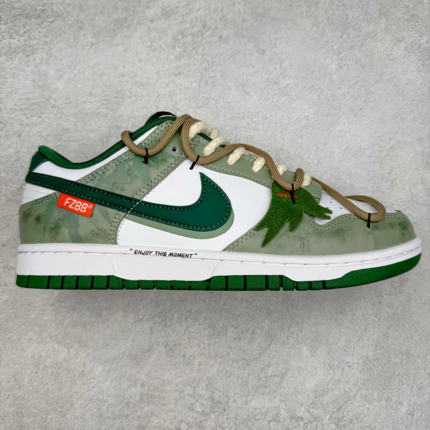 ＃YC纯原 NK Dunk Low 青竹林 DD1391-101 此款设计灵感源于蝴蝶青竹林，以青绿为底色，外渲白雾晕染的效果，低饱和配色独特易搭，层次丰富。侧边手绘竹影随风摇曳，构成竹林纵深感，当阳光穿透清晨雾林时，虚拟竹纤正在生成光影诗篇；当工业标准被光合作用解构，潮流元素融入鞋中，每一步都自带飒飒凉意。定制系列天花板 无原鞋不开发 全系列得物原鞋一比一校对开发 配色持续更新中 终端对接 优势输出 全套原厂楦头原纸板数据档案倾力打造 原汁原味莞产 极致还原 圈内最强针车工艺 高端零售指定版 广东原厂配套原盒原标 鞋盒分三个尺码段 原厂冲刀 超高清洁度 全鞋零毛边皮料切割 采用原厂百宏鞋带以及原厂百宏织唛舌标 内标可供原厂几率过验 进口原装条纹中底布 四线拉帮白色点胶 原厂拉帮手法遵循公司 原厂电绣 极致还原 尺码：36 36.5 37.5 38 38.5 39 40 40.5 41 42 42.5 43 44 44.5 45 46-选品中心