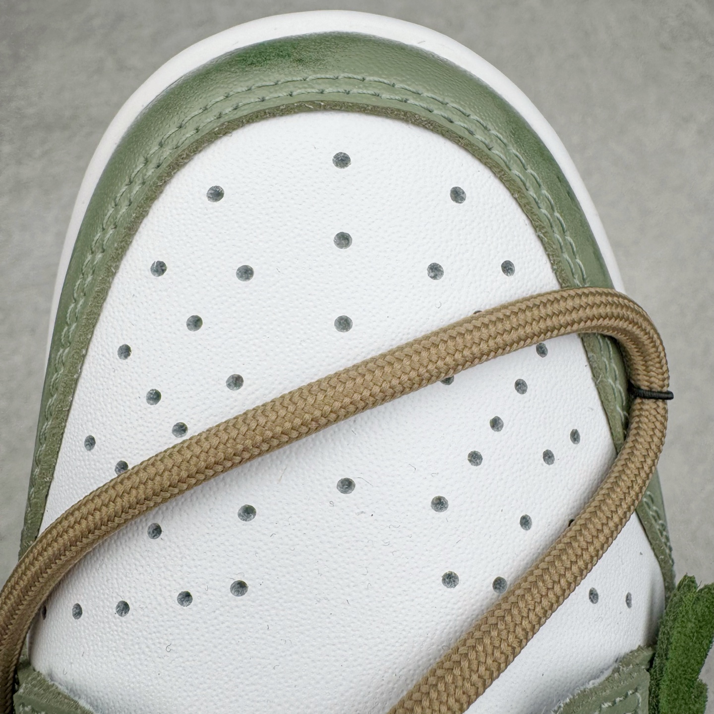 图片[14]-＃YC纯原 NK Dunk Low 青竹林 DD1391-101 此款设计灵感源于蝴蝶青竹林，以青绿为底色，外渲白雾晕染的效果，低饱和配色独特易搭，层次丰富。侧边手绘竹影随风摇曳，构成竹林纵深感，当阳光穿透清晨雾林时，虚拟竹纤正在生成光影诗篇；当工业标准被光合作用解构，潮流元素融入鞋中，每一步都自带飒飒凉意。定制系列天花板 无原鞋不开发 全系列得物原鞋一比一校对开发 配色持续更新中 终端对接 优势输出 全套原厂楦头原纸板数据档案倾力打造 原汁原味莞产 极致还原 圈内最强针车工艺 高端零售指定版 广东原厂配套原盒原标 鞋盒分三个尺码段 原厂冲刀 超高清洁度 全鞋零毛边皮料切割 采用原厂百宏鞋带以及原厂百宏织唛舌标 内标可供原厂几率过验 进口原装条纹中底布 四线拉帮白色点胶 原厂拉帮手法遵循公司 原厂电绣 极致还原 尺码：36 36.5 37.5 38 38.5 39 40 40.5 41 42 42.5 43 44 44.5 45 46-选品中心