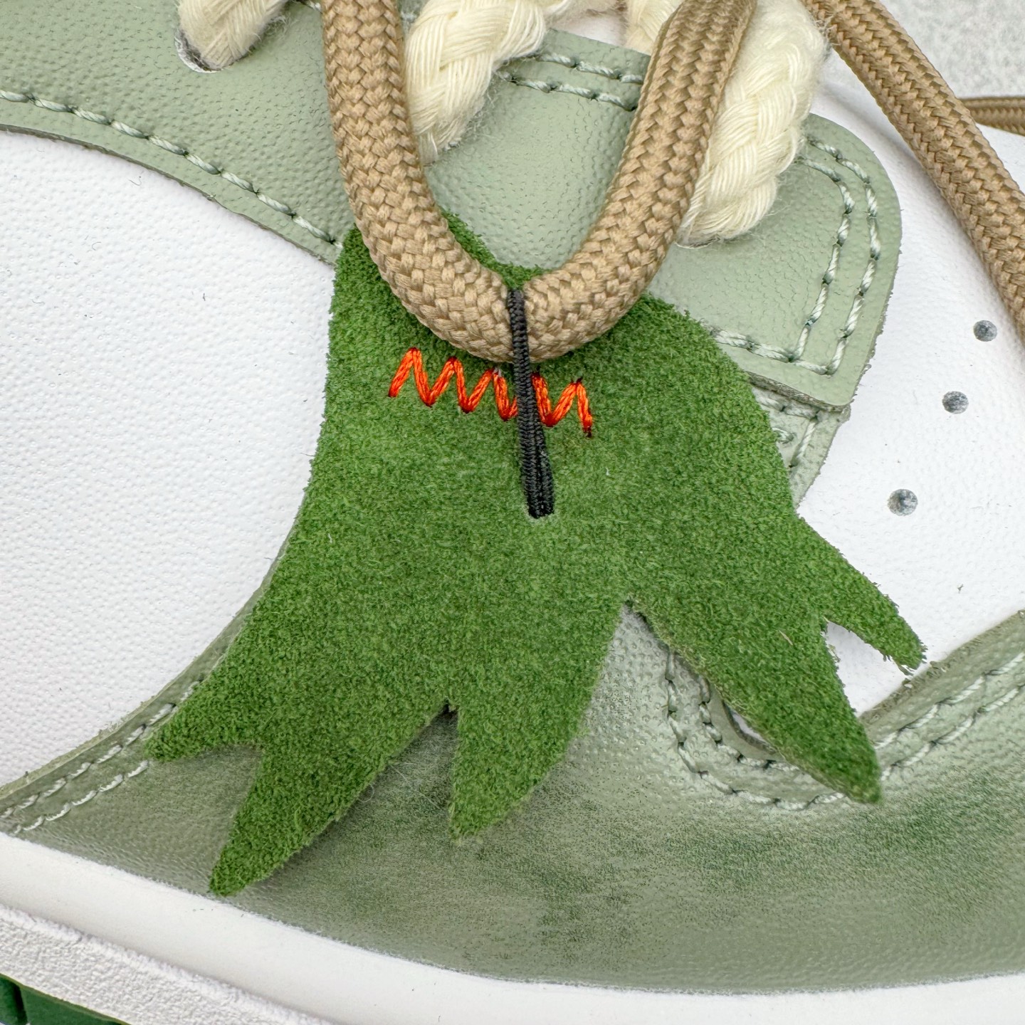 图片[17]-＃YC纯原 NK Dunk Low 青竹林 DD1391-101 此款设计灵感源于蝴蝶青竹林，以青绿为底色，外渲白雾晕染的效果，低饱和配色独特易搭，层次丰富。侧边手绘竹影随风摇曳，构成竹林纵深感，当阳光穿透清晨雾林时，虚拟竹纤正在生成光影诗篇；当工业标准被光合作用解构，潮流元素融入鞋中，每一步都自带飒飒凉意。定制系列天花板 无原鞋不开发 全系列得物原鞋一比一校对开发 配色持续更新中 终端对接 优势输出 全套原厂楦头原纸板数据档案倾力打造 原汁原味莞产 极致还原 圈内最强针车工艺 高端零售指定版 广东原厂配套原盒原标 鞋盒分三个尺码段 原厂冲刀 超高清洁度 全鞋零毛边皮料切割 采用原厂百宏鞋带以及原厂百宏织唛舌标 内标可供原厂几率过验 进口原装条纹中底布 四线拉帮白色点胶 原厂拉帮手法遵循公司 原厂电绣 极致还原 尺码：36 36.5 37.5 38 38.5 39 40 40.5 41 42 42.5 43 44 44.5 45 46-选品中心