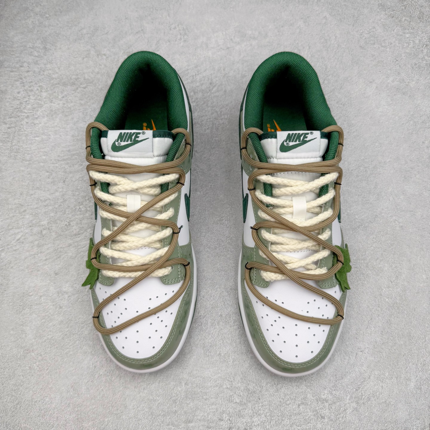 图片[2]-＃YC纯原 NK Dunk Low 青竹林 DD1391-101 此款设计灵感源于蝴蝶青竹林，以青绿为底色，外渲白雾晕染的效果，低饱和配色独特易搭，层次丰富。侧边手绘竹影随风摇曳，构成竹林纵深感，当阳光穿透清晨雾林时，虚拟竹纤正在生成光影诗篇；当工业标准被光合作用解构，潮流元素融入鞋中，每一步都自带飒飒凉意。定制系列天花板 无原鞋不开发 全系列得物原鞋一比一校对开发 配色持续更新中 终端对接 优势输出 全套原厂楦头原纸板数据档案倾力打造 原汁原味莞产 极致还原 圈内最强针车工艺 高端零售指定版 广东原厂配套原盒原标 鞋盒分三个尺码段 原厂冲刀 超高清洁度 全鞋零毛边皮料切割 采用原厂百宏鞋带以及原厂百宏织唛舌标 内标可供原厂几率过验 进口原装条纹中底布 四线拉帮白色点胶 原厂拉帮手法遵循公司 原厂电绣 极致还原 尺码：36 36.5 37.5 38 38.5 39 40 40.5 41 42 42.5 43 44 44.5 45 46-选品中心