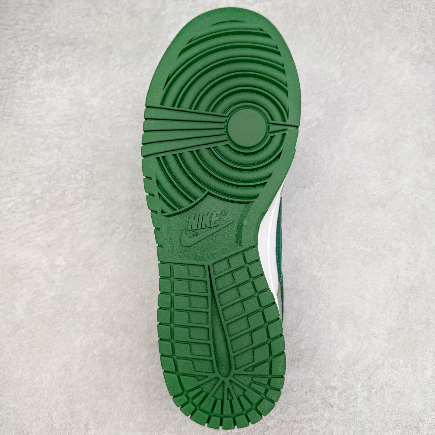 图片[9]-＃YC纯原 NK Dunk Low 青竹林 DD1391-101 此款设计灵感源于蝴蝶青竹林，以青绿为底色，外渲白雾晕染的效果，低饱和配色独特易搭，层次丰富。侧边手绘竹影随风摇曳，构成竹林纵深感，当阳光穿透清晨雾林时，虚拟竹纤正在生成光影诗篇；当工业标准被光合作用解构，潮流元素融入鞋中，每一步都自带飒飒凉意。定制系列天花板 无原鞋不开发 全系列得物原鞋一比一校对开发 配色持续更新中 终端对接 优势输出 全套原厂楦头原纸板数据档案倾力打造 原汁原味莞产 极致还原 圈内最强针车工艺 高端零售指定版 广东原厂配套原盒原标 鞋盒分三个尺码段 原厂冲刀 超高清洁度 全鞋零毛边皮料切割 采用原厂百宏鞋带以及原厂百宏织唛舌标 内标可供原厂几率过验 进口原装条纹中底布 四线拉帮白色点胶 原厂拉帮手法遵循公司 原厂电绣 极致还原 尺码：36 36.5 37.5 38 38.5 39 40 40.5 41 42 42.5 43 44 44.5 45 46-选品中心