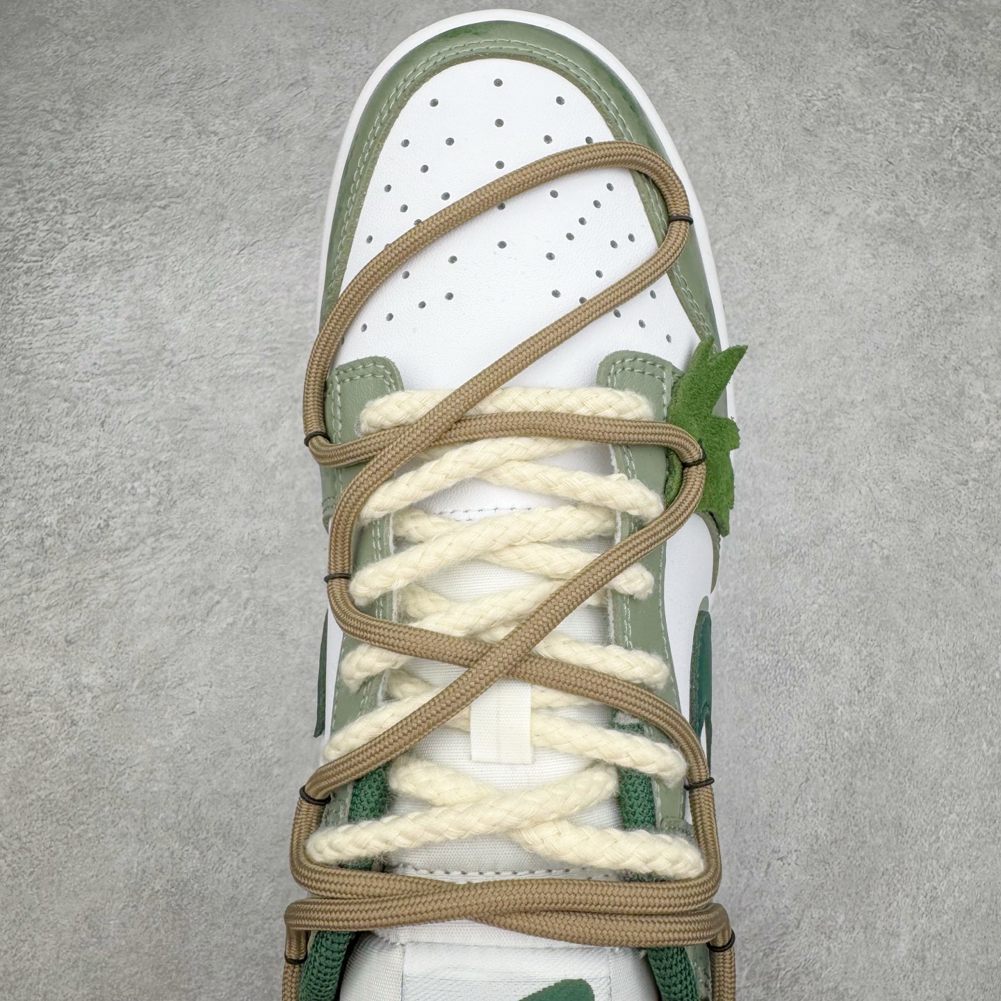 图片[4]-＃YC纯原 NK Dunk Low 青竹林 DD1391-101 此款设计灵感源于蝴蝶青竹林，以青绿为底色，外渲白雾晕染的效果，低饱和配色独特易搭，层次丰富。侧边手绘竹影随风摇曳，构成竹林纵深感，当阳光穿透清晨雾林时，虚拟竹纤正在生成光影诗篇；当工业标准被光合作用解构，潮流元素融入鞋中，每一步都自带飒飒凉意。定制系列天花板 无原鞋不开发 全系列得物原鞋一比一校对开发 配色持续更新中 终端对接 优势输出 全套原厂楦头原纸板数据档案倾力打造 原汁原味莞产 极致还原 圈内最强针车工艺 高端零售指定版 广东原厂配套原盒原标 鞋盒分三个尺码段 原厂冲刀 超高清洁度 全鞋零毛边皮料切割 采用原厂百宏鞋带以及原厂百宏织唛舌标 内标可供原厂几率过验 进口原装条纹中底布 四线拉帮白色点胶 原厂拉帮手法遵循公司 原厂电绣 极致还原 尺码：36 36.5 37.5 38 38.5 39 40 40.5 41 42 42.5 43 44 44.5 45 46-选品中心