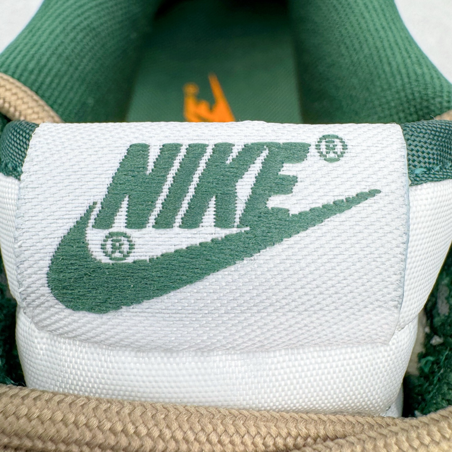 图片[13]-＃YC纯原 NK Dunk Low 青竹林 DD1391-101 此款设计灵感源于蝴蝶青竹林，以青绿为底色，外渲白雾晕染的效果，低饱和配色独特易搭，层次丰富。侧边手绘竹影随风摇曳，构成竹林纵深感，当阳光穿透清晨雾林时，虚拟竹纤正在生成光影诗篇；当工业标准被光合作用解构，潮流元素融入鞋中，每一步都自带飒飒凉意。定制系列天花板 无原鞋不开发 全系列得物原鞋一比一校对开发 配色持续更新中 终端对接 优势输出 全套原厂楦头原纸板数据档案倾力打造 原汁原味莞产 极致还原 圈内最强针车工艺 高端零售指定版 广东原厂配套原盒原标 鞋盒分三个尺码段 原厂冲刀 超高清洁度 全鞋零毛边皮料切割 采用原厂百宏鞋带以及原厂百宏织唛舌标 内标可供原厂几率过验 进口原装条纹中底布 四线拉帮白色点胶 原厂拉帮手法遵循公司 原厂电绣 极致还原 尺码：36 36.5 37.5 38 38.5 39 40 40.5 41 42 42.5 43 44 44.5 45 46-选品中心