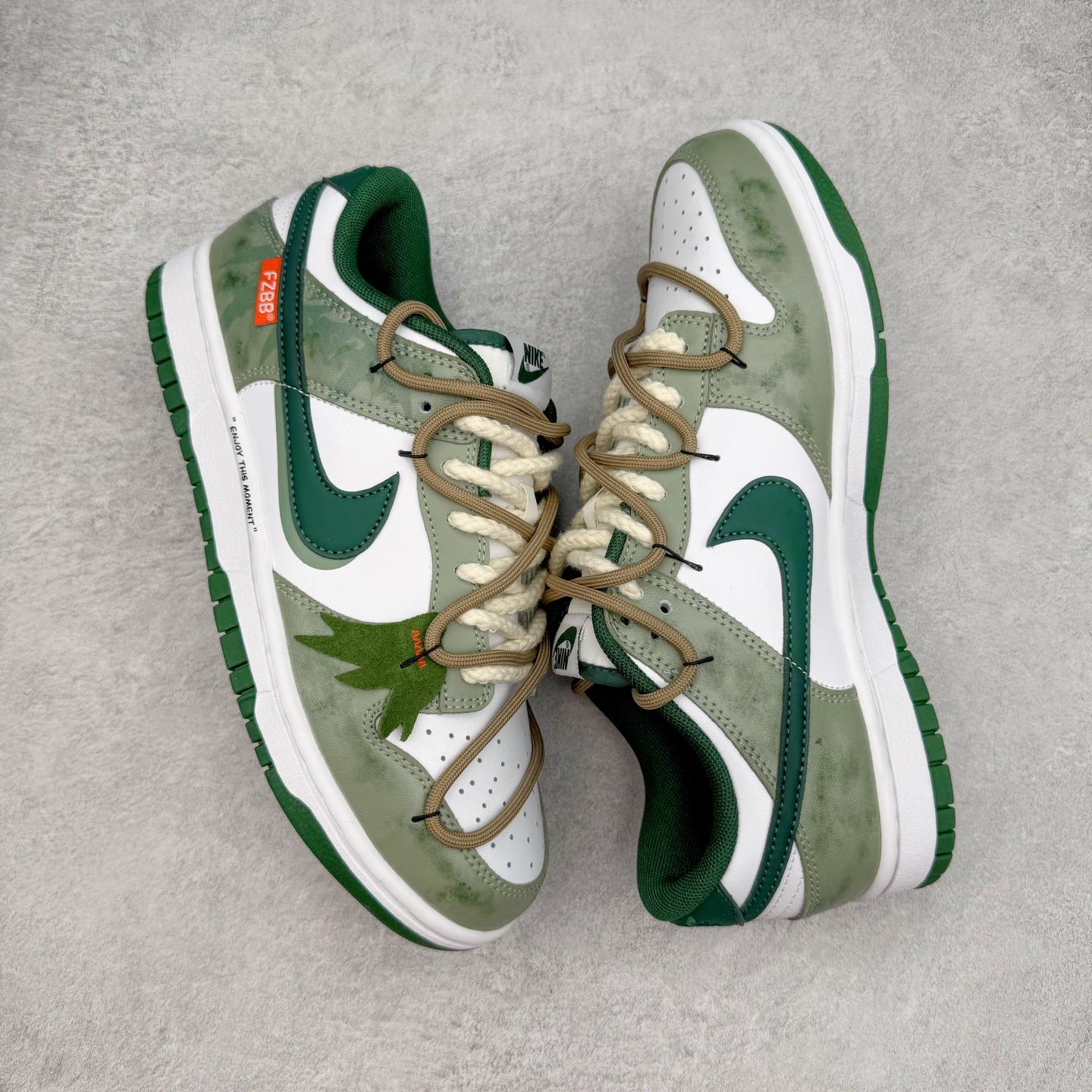 图片[3]-＃YC纯原 NK Dunk Low 青竹林 DD1391-101 此款设计灵感源于蝴蝶青竹林，以青绿为底色，外渲白雾晕染的效果，低饱和配色独特易搭，层次丰富。侧边手绘竹影随风摇曳，构成竹林纵深感，当阳光穿透清晨雾林时，虚拟竹纤正在生成光影诗篇；当工业标准被光合作用解构，潮流元素融入鞋中，每一步都自带飒飒凉意。定制系列天花板 无原鞋不开发 全系列得物原鞋一比一校对开发 配色持续更新中 终端对接 优势输出 全套原厂楦头原纸板数据档案倾力打造 原汁原味莞产 极致还原 圈内最强针车工艺 高端零售指定版 广东原厂配套原盒原标 鞋盒分三个尺码段 原厂冲刀 超高清洁度 全鞋零毛边皮料切割 采用原厂百宏鞋带以及原厂百宏织唛舌标 内标可供原厂几率过验 进口原装条纹中底布 四线拉帮白色点胶 原厂拉帮手法遵循公司 原厂电绣 极致还原 尺码：36 36.5 37.5 38 38.5 39 40 40.5 41 42 42.5 43 44 44.5 45 46-选品中心