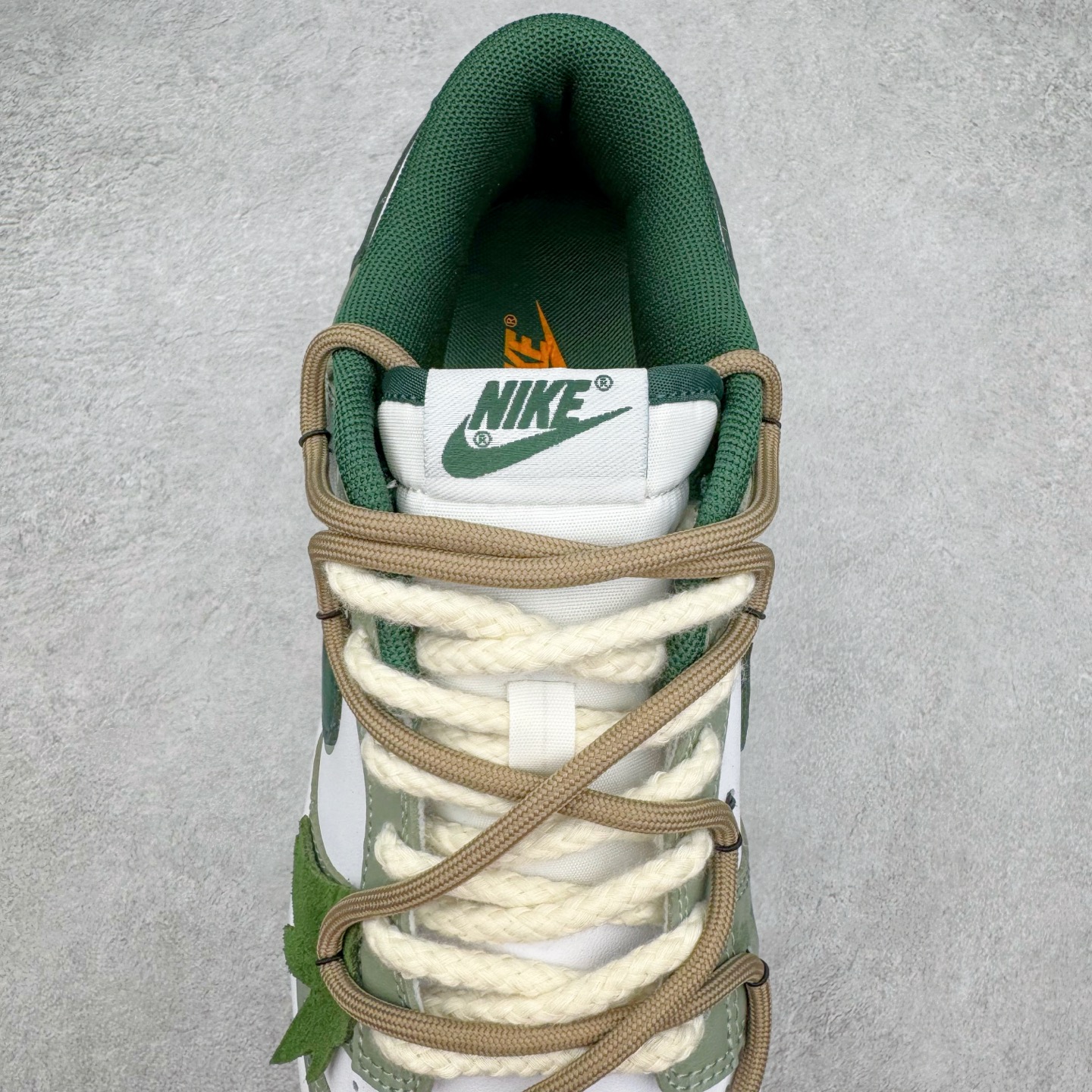 图片[5]-＃YC纯原 NK Dunk Low 青竹林 DD1391-101 此款设计灵感源于蝴蝶青竹林，以青绿为底色，外渲白雾晕染的效果，低饱和配色独特易搭，层次丰富。侧边手绘竹影随风摇曳，构成竹林纵深感，当阳光穿透清晨雾林时，虚拟竹纤正在生成光影诗篇；当工业标准被光合作用解构，潮流元素融入鞋中，每一步都自带飒飒凉意。定制系列天花板 无原鞋不开发 全系列得物原鞋一比一校对开发 配色持续更新中 终端对接 优势输出 全套原厂楦头原纸板数据档案倾力打造 原汁原味莞产 极致还原 圈内最强针车工艺 高端零售指定版 广东原厂配套原盒原标 鞋盒分三个尺码段 原厂冲刀 超高清洁度 全鞋零毛边皮料切割 采用原厂百宏鞋带以及原厂百宏织唛舌标 内标可供原厂几率过验 进口原装条纹中底布 四线拉帮白色点胶 原厂拉帮手法遵循公司 原厂电绣 极致还原 尺码：36 36.5 37.5 38 38.5 39 40 40.5 41 42 42.5 43 44 44.5 45 46-选品中心