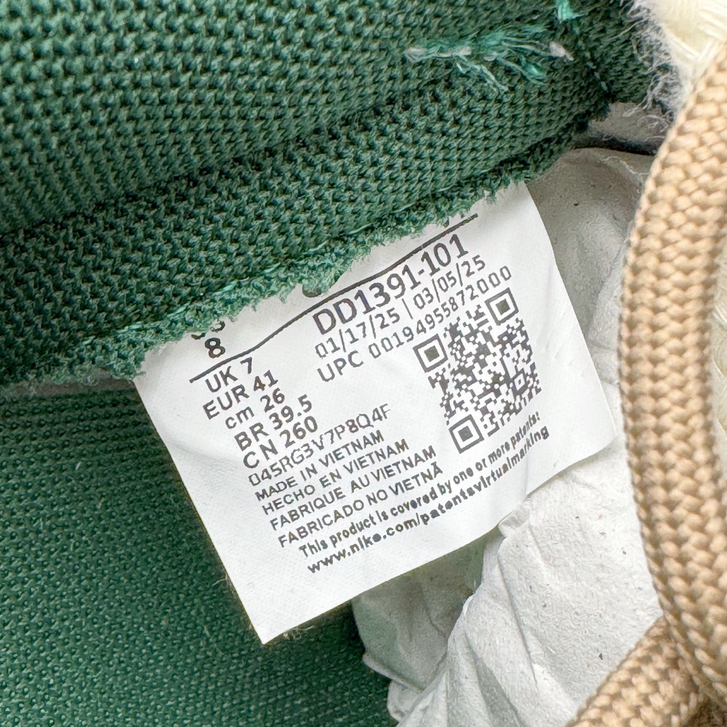 图片[12]-＃YC纯原 NK Dunk Low 青竹林 DD1391-101 此款设计灵感源于蝴蝶青竹林，以青绿为底色，外渲白雾晕染的效果，低饱和配色独特易搭，层次丰富。侧边手绘竹影随风摇曳，构成竹林纵深感，当阳光穿透清晨雾林时，虚拟竹纤正在生成光影诗篇；当工业标准被光合作用解构，潮流元素融入鞋中，每一步都自带飒飒凉意。定制系列天花板 无原鞋不开发 全系列得物原鞋一比一校对开发 配色持续更新中 终端对接 优势输出 全套原厂楦头原纸板数据档案倾力打造 原汁原味莞产 极致还原 圈内最强针车工艺 高端零售指定版 广东原厂配套原盒原标 鞋盒分三个尺码段 原厂冲刀 超高清洁度 全鞋零毛边皮料切割 采用原厂百宏鞋带以及原厂百宏织唛舌标 内标可供原厂几率过验 进口原装条纹中底布 四线拉帮白色点胶 原厂拉帮手法遵循公司 原厂电绣 极致还原 尺码：36 36.5 37.5 38 38.5 39 40 40.5 41 42 42.5 43 44 44.5 45 46-选品中心