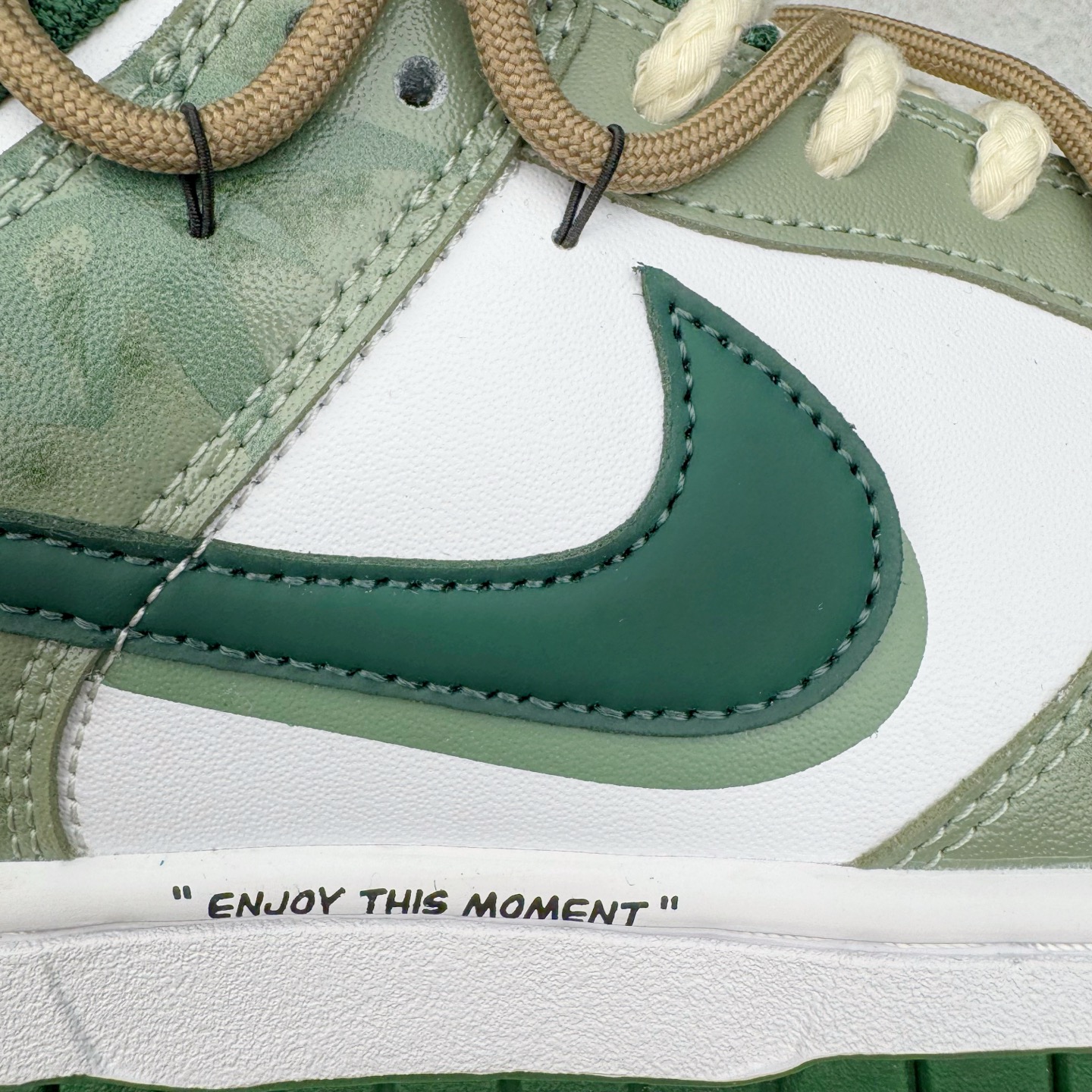 图片[16]-＃YC纯原 NK Dunk Low 青竹林 DD1391-101 此款设计灵感源于蝴蝶青竹林，以青绿为底色，外渲白雾晕染的效果，低饱和配色独特易搭，层次丰富。侧边手绘竹影随风摇曳，构成竹林纵深感，当阳光穿透清晨雾林时，虚拟竹纤正在生成光影诗篇；当工业标准被光合作用解构，潮流元素融入鞋中，每一步都自带飒飒凉意。定制系列天花板 无原鞋不开发 全系列得物原鞋一比一校对开发 配色持续更新中 终端对接 优势输出 全套原厂楦头原纸板数据档案倾力打造 原汁原味莞产 极致还原 圈内最强针车工艺 高端零售指定版 广东原厂配套原盒原标 鞋盒分三个尺码段 原厂冲刀 超高清洁度 全鞋零毛边皮料切割 采用原厂百宏鞋带以及原厂百宏织唛舌标 内标可供原厂几率过验 进口原装条纹中底布 四线拉帮白色点胶 原厂拉帮手法遵循公司 原厂电绣 极致还原 尺码：36 36.5 37.5 38 38.5 39 40 40.5 41 42 42.5 43 44 44.5 45 46-选品中心