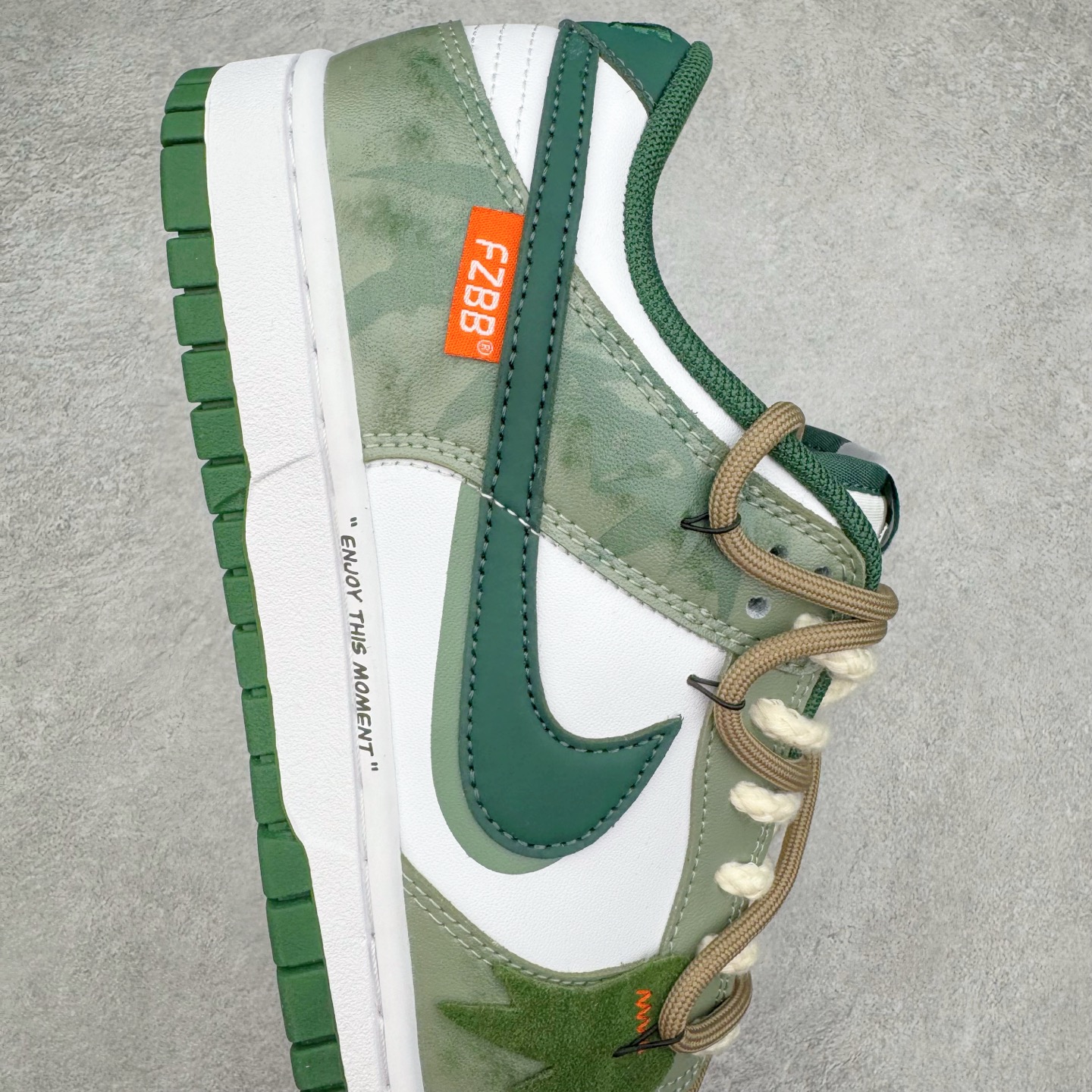 图片[6]-＃YC纯原 NK Dunk Low 青竹林 DD1391-101 此款设计灵感源于蝴蝶青竹林，以青绿为底色，外渲白雾晕染的效果，低饱和配色独特易搭，层次丰富。侧边手绘竹影随风摇曳，构成竹林纵深感，当阳光穿透清晨雾林时，虚拟竹纤正在生成光影诗篇；当工业标准被光合作用解构，潮流元素融入鞋中，每一步都自带飒飒凉意。定制系列天花板 无原鞋不开发 全系列得物原鞋一比一校对开发 配色持续更新中 终端对接 优势输出 全套原厂楦头原纸板数据档案倾力打造 原汁原味莞产 极致还原 圈内最强针车工艺 高端零售指定版 广东原厂配套原盒原标 鞋盒分三个尺码段 原厂冲刀 超高清洁度 全鞋零毛边皮料切割 采用原厂百宏鞋带以及原厂百宏织唛舌标 内标可供原厂几率过验 进口原装条纹中底布 四线拉帮白色点胶 原厂拉帮手法遵循公司 原厂电绣 极致还原 尺码：36 36.5 37.5 38 38.5 39 40 40.5 41 42 42.5 43 44 44.5 45 46-选品中心