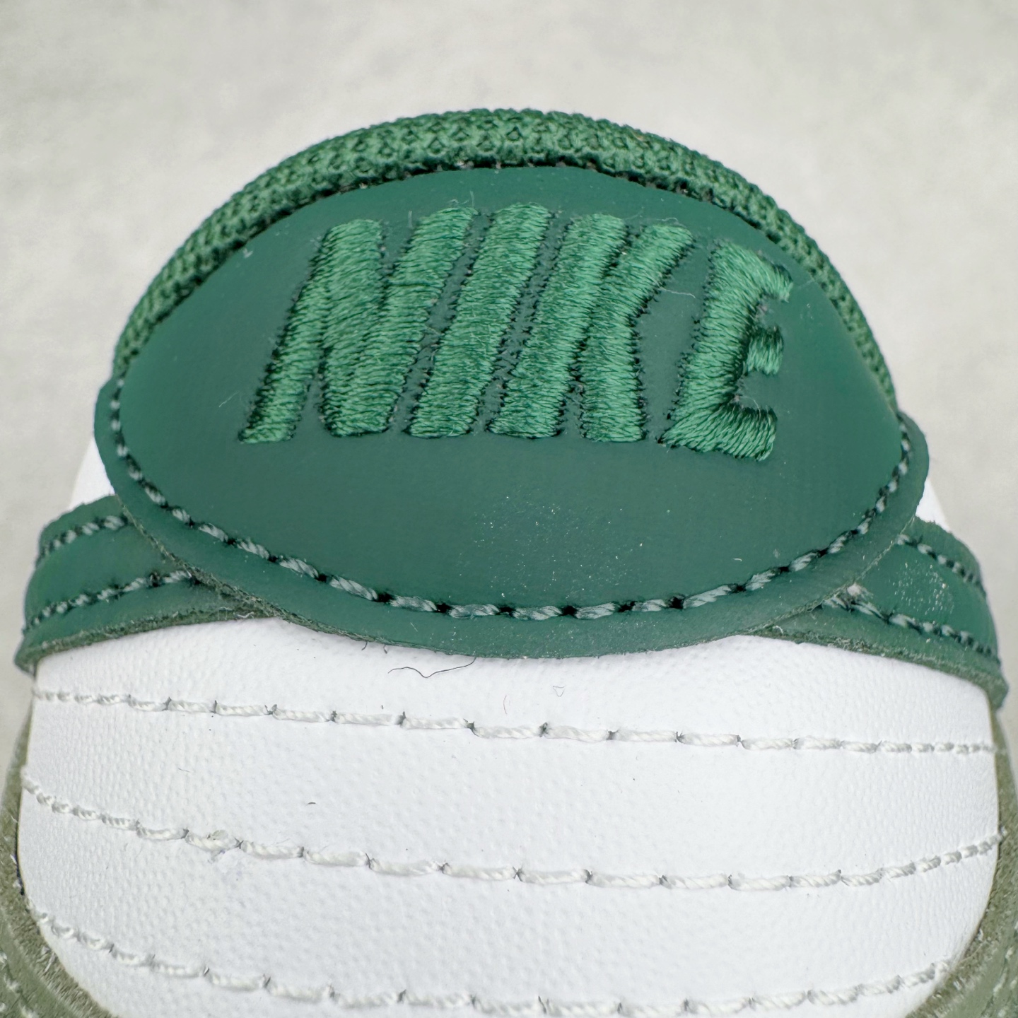 图片[19]-＃YC纯原 NK Dunk Low 青竹林 DD1391-101 此款设计灵感源于蝴蝶青竹林，以青绿为底色，外渲白雾晕染的效果，低饱和配色独特易搭，层次丰富。侧边手绘竹影随风摇曳，构成竹林纵深感，当阳光穿透清晨雾林时，虚拟竹纤正在生成光影诗篇；当工业标准被光合作用解构，潮流元素融入鞋中，每一步都自带飒飒凉意。定制系列天花板 无原鞋不开发 全系列得物原鞋一比一校对开发 配色持续更新中 终端对接 优势输出 全套原厂楦头原纸板数据档案倾力打造 原汁原味莞产 极致还原 圈内最强针车工艺 高端零售指定版 广东原厂配套原盒原标 鞋盒分三个尺码段 原厂冲刀 超高清洁度 全鞋零毛边皮料切割 采用原厂百宏鞋带以及原厂百宏织唛舌标 内标可供原厂几率过验 进口原装条纹中底布 四线拉帮白色点胶 原厂拉帮手法遵循公司 原厂电绣 极致还原 尺码：36 36.5 37.5 38 38.5 39 40 40.5 41 42 42.5 43 44 44.5 45 46-选品中心