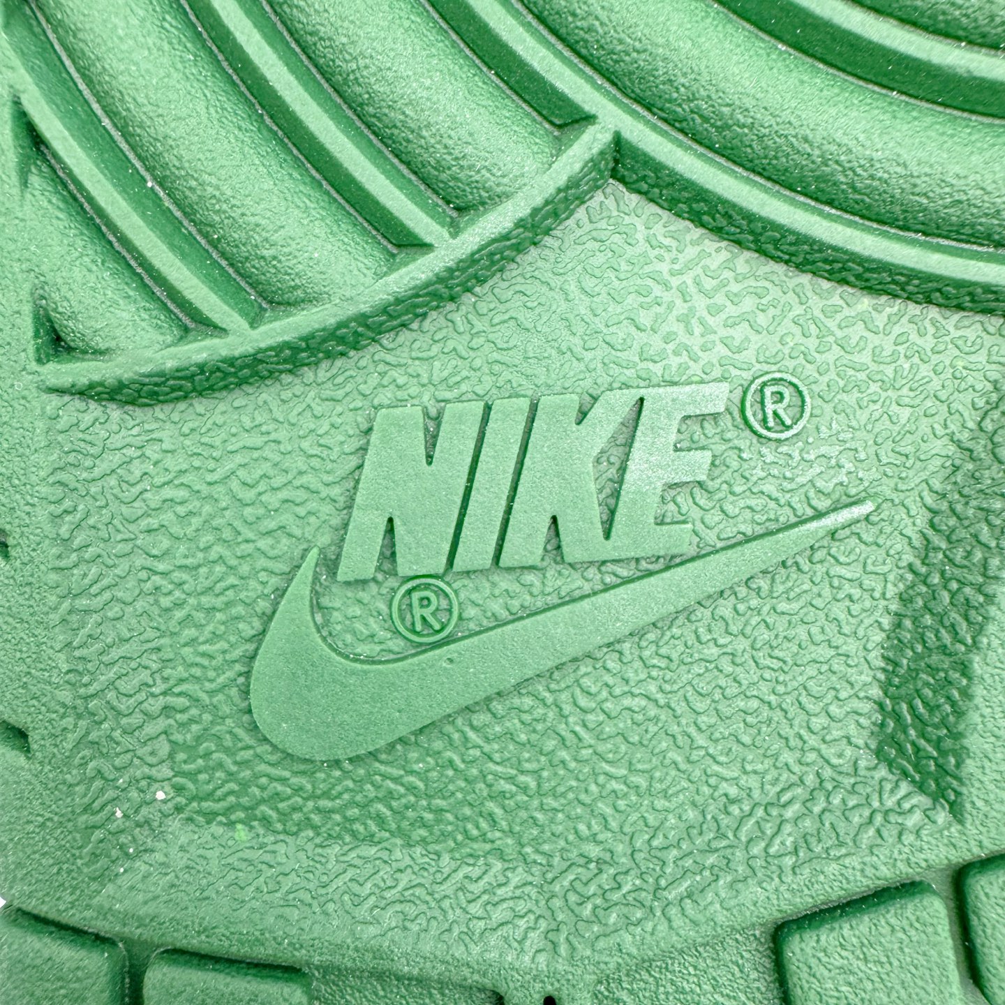 图片[18]-＃YC纯原 NK Dunk Low 青竹林 DD1391-101 此款设计灵感源于蝴蝶青竹林，以青绿为底色，外渲白雾晕染的效果，低饱和配色独特易搭，层次丰富。侧边手绘竹影随风摇曳，构成竹林纵深感，当阳光穿透清晨雾林时，虚拟竹纤正在生成光影诗篇；当工业标准被光合作用解构，潮流元素融入鞋中，每一步都自带飒飒凉意。定制系列天花板 无原鞋不开发 全系列得物原鞋一比一校对开发 配色持续更新中 终端对接 优势输出 全套原厂楦头原纸板数据档案倾力打造 原汁原味莞产 极致还原 圈内最强针车工艺 高端零售指定版 广东原厂配套原盒原标 鞋盒分三个尺码段 原厂冲刀 超高清洁度 全鞋零毛边皮料切割 采用原厂百宏鞋带以及原厂百宏织唛舌标 内标可供原厂几率过验 进口原装条纹中底布 四线拉帮白色点胶 原厂拉帮手法遵循公司 原厂电绣 极致还原 尺码：36 36.5 37.5 38 38.5 39 40 40.5 41 42 42.5 43 44 44.5 45 46-选品中心