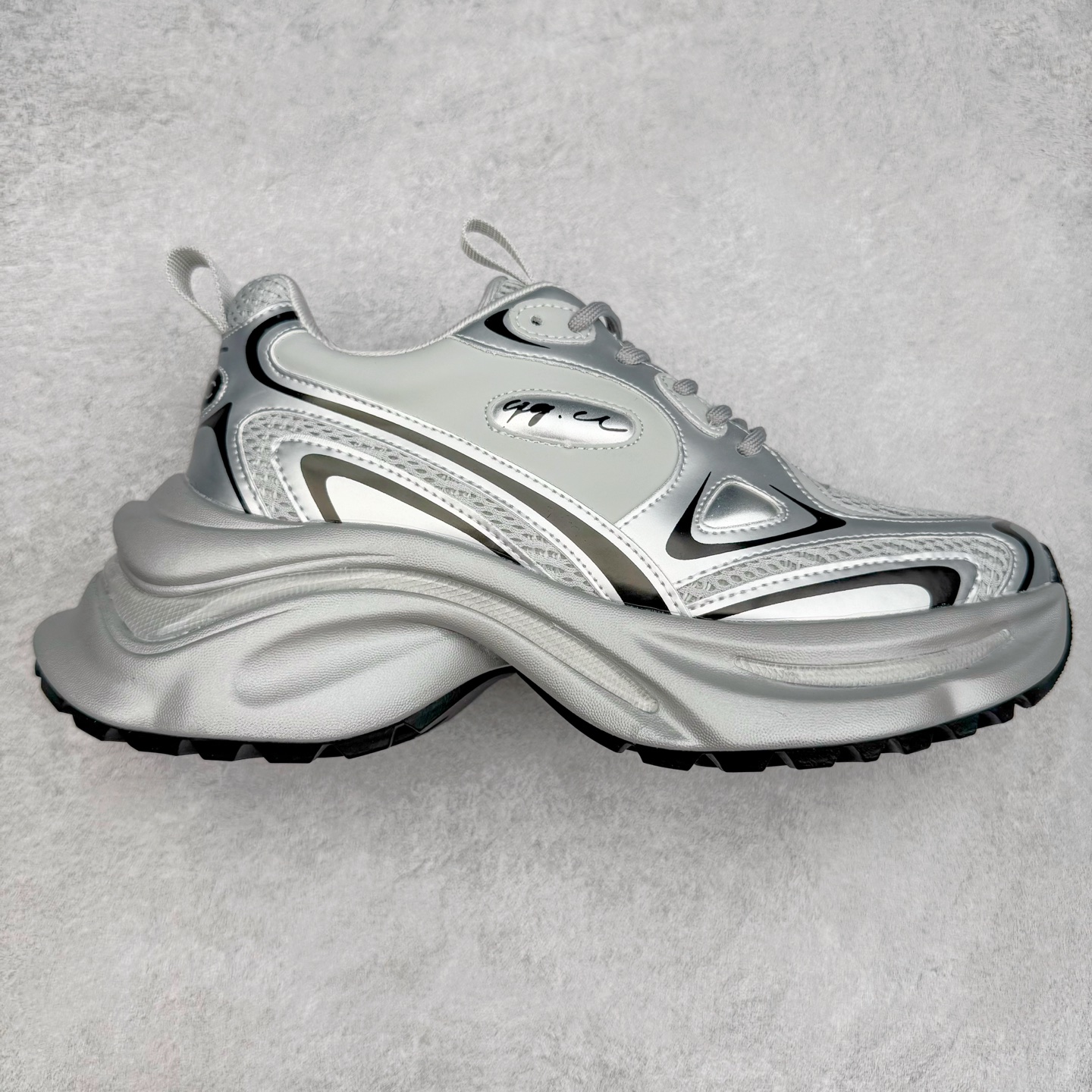 GG-CC白鹿同款老爹鞋 舒适百搭厚底春季新款女士休闲运动鞋系列 #广东大厂出品 完美细节 大长腿时髦look轻松定格 不费力展现率性氛围 酷帅机能风不规则设计大底 GGCC拼色造型设计 轻便舒适百搭 不管怎么搭都敲好看~ 尺码：35 36 37 38 39 40-选品中心