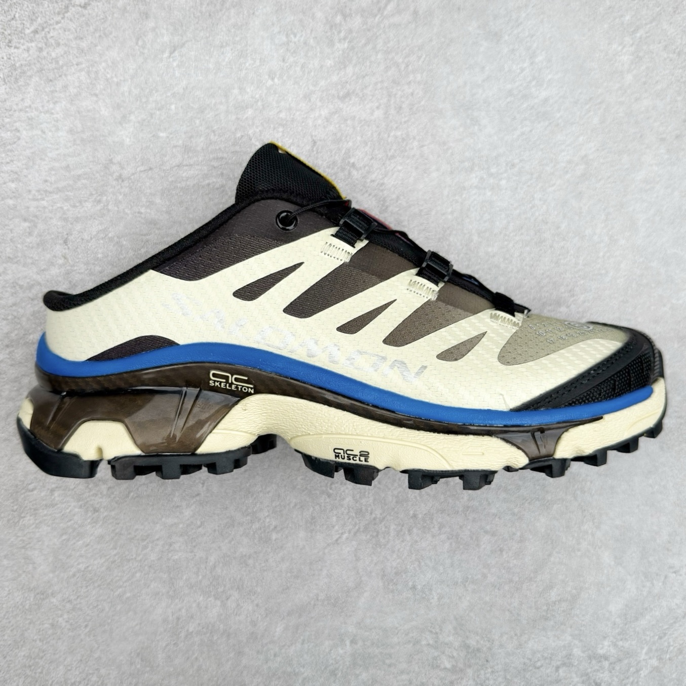 ＃GD MM6 Maison Margiela x SALOMON XT-4 MULE 萨洛蒙联名系列低帮城市越野机能透气休闲运动鞋 鞋舌处附有迷你网眼袋收纳鞋绳以及下方的多色 Logo 标签 接着搭载奶油色 ACS 技术中底以及金色 TPU 塑料部件提升鞋款耐用性 中底与鞋面之间饰有海蓝色条状细节有效增添鞋款层次 最后应用黑色 Contragrip Chevron 外底完成鞋款设计 这次配色颇为高调 两款配色均以绚丽的渐变设计呈现 一款以粉紫渐变主打 另一款以黄绿渐变呈现 视觉效果相当吸睛 鞋面的使用玻璃纤维覆盖物加固 并通过细绳扣系带系统进行锁定 Salomon 的品牌logo 出现在脚后跟和前掌部位 中底虽然偏薄 但非常耐用 与模压塑料ACS 框架以及致密AC2 Muscle 鞋底单元结合 能够提供出色的支撑力和缓冲性 尺码：36 36.5 37.5 38 38.5 39 40 40.5 41 42 42.5 43 44 44.5 45-选品中心