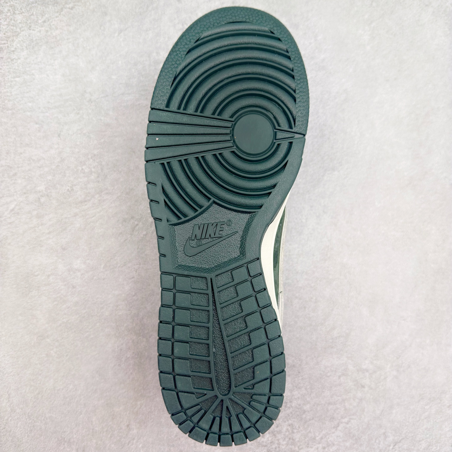 图片[9]-＃纯原特价福利 NK SB Dunk Low 系列 注意价格再次下调 之前3XX的东西 白菜价终极捡漏 全套原楦原模倾力打造完美版型 原厂Sadesa D7 皮料 细纹排气孔完全一致 独家原厂航空铝磨具打磨大底 鞋头坡度极致还原 无解鞋型 原盒原配 圈内天花板工艺 原厂冲刀 超高清洁度 全鞋零毛边皮料切割 采用原厂百宏鞋带以及原厂百宏织唛舌标 内标可供原厂几率过验 原厂中底布点胶 原厂中底布拉帮走线遵循公司 实拍调校N版已经零色差零失真 百分百还原实物色彩所见即所得 不存在货不对板色差等低级问题 选购参考实物拍摄 不混卖不参货 只用心做好货严格选品 承诺混一赔十 尺码：35.5 36 36.5 37.5 38 38.5 39 40 40.5 41 42 42.5 43 44 44.5 45 46-选品中心